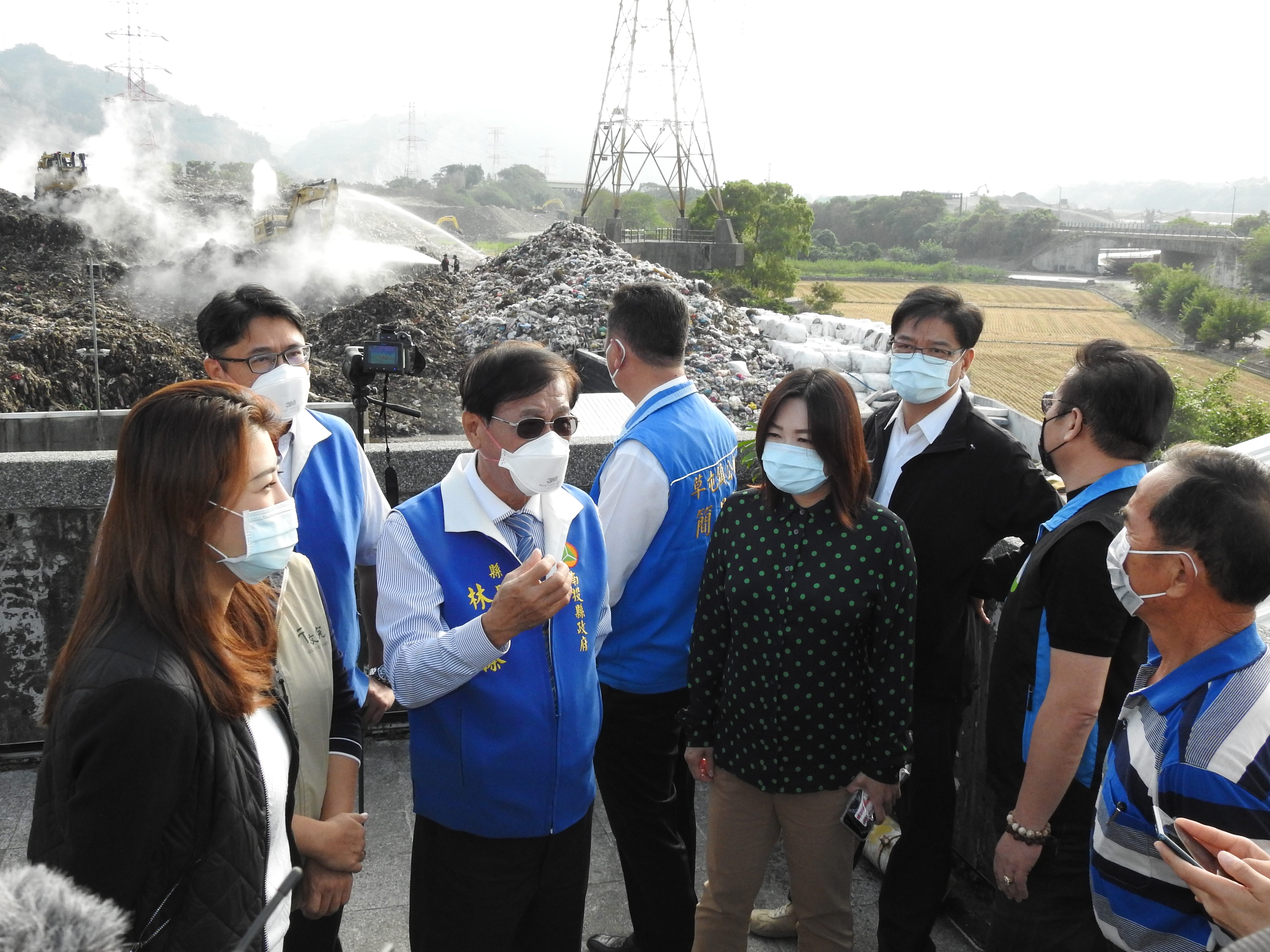 other image2-Magistrate Lin shows appreciation to firefighters at the Caotun temporary dumping ground and calls on the central government to face up to the coordination for disposal of local waste, November 23