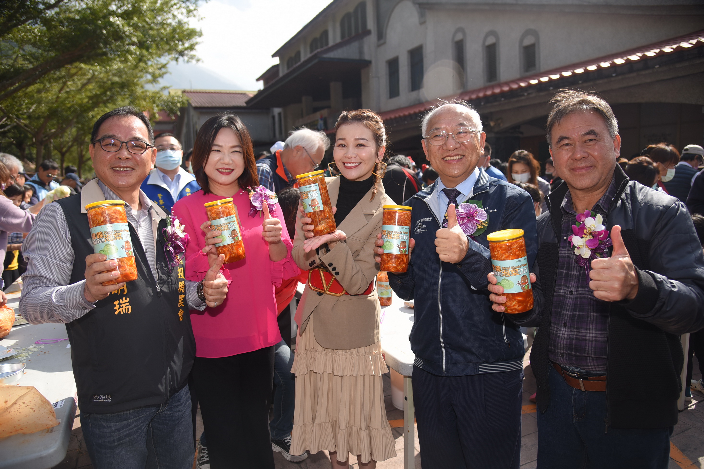 相關圖片4-信義踏雪尋梅熱鬧開鑼 林縣長與500民眾一起手作泡菜