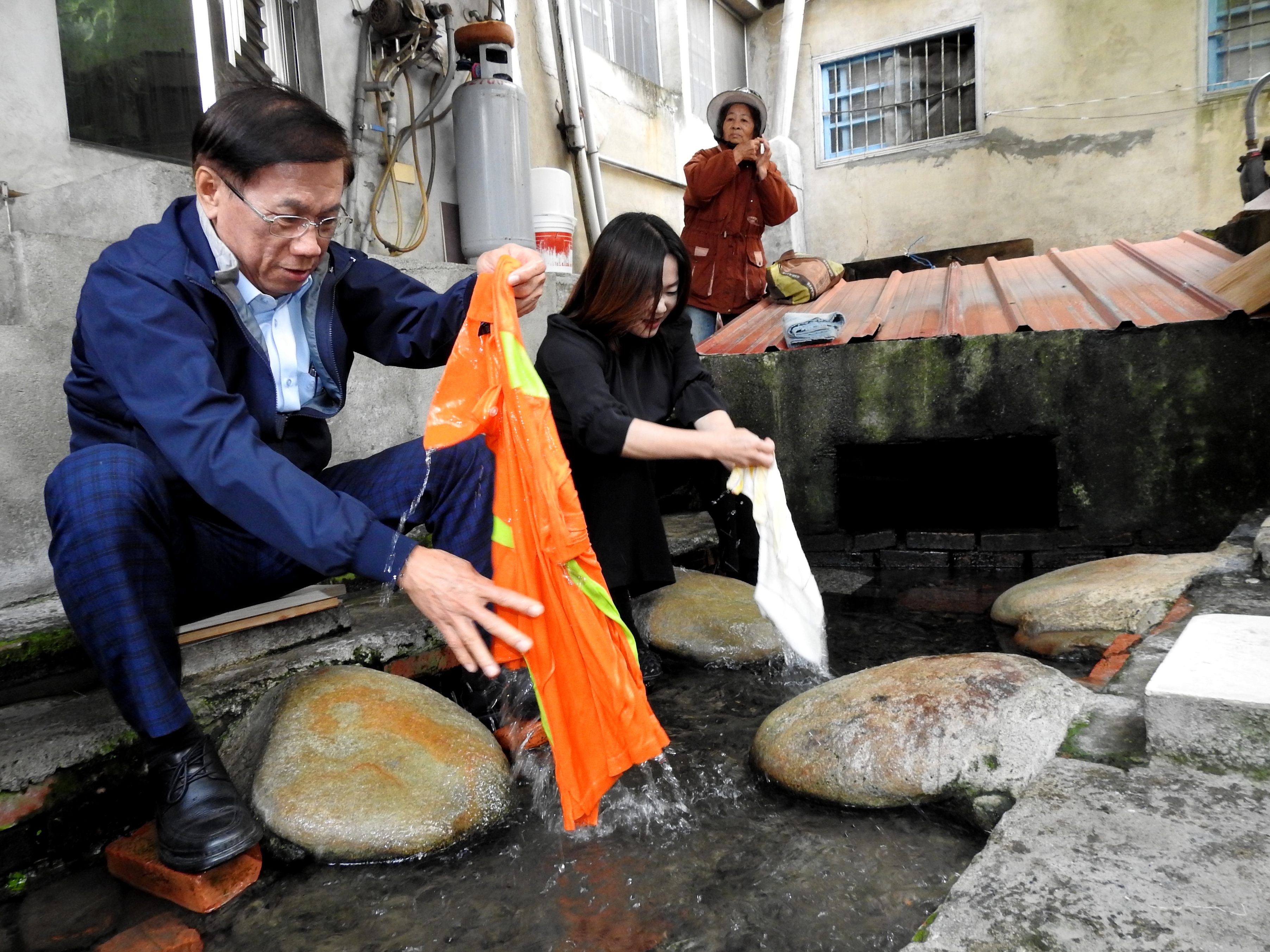 圖片-隱藏鬧區巷弄的龍泉阿嬤洗衣場 林縣長會勘助湧泉展新風華