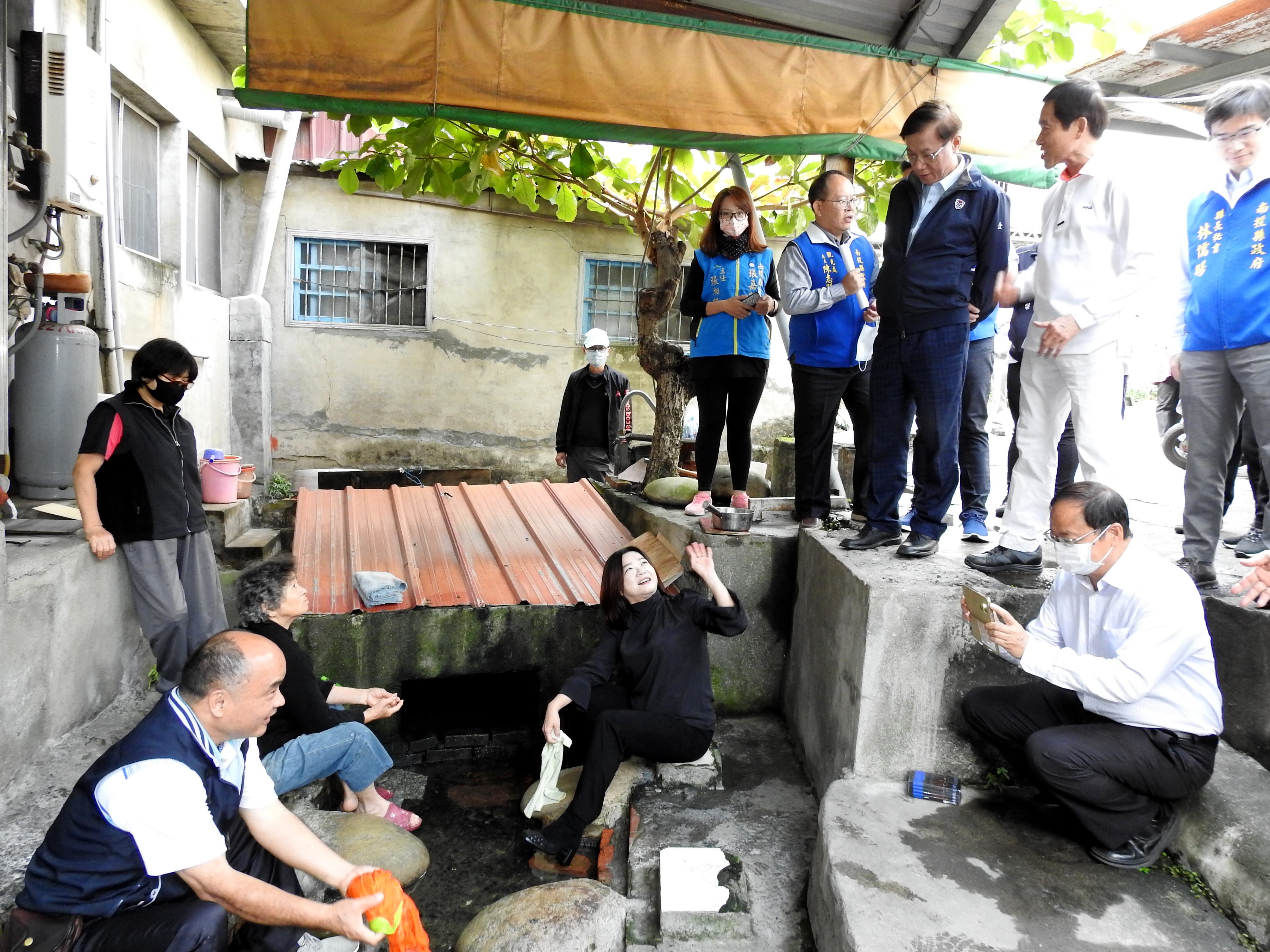 相關圖片2-隱藏鬧區巷弄的龍泉阿嬤洗衣場 林縣長會勘助湧泉展新風華