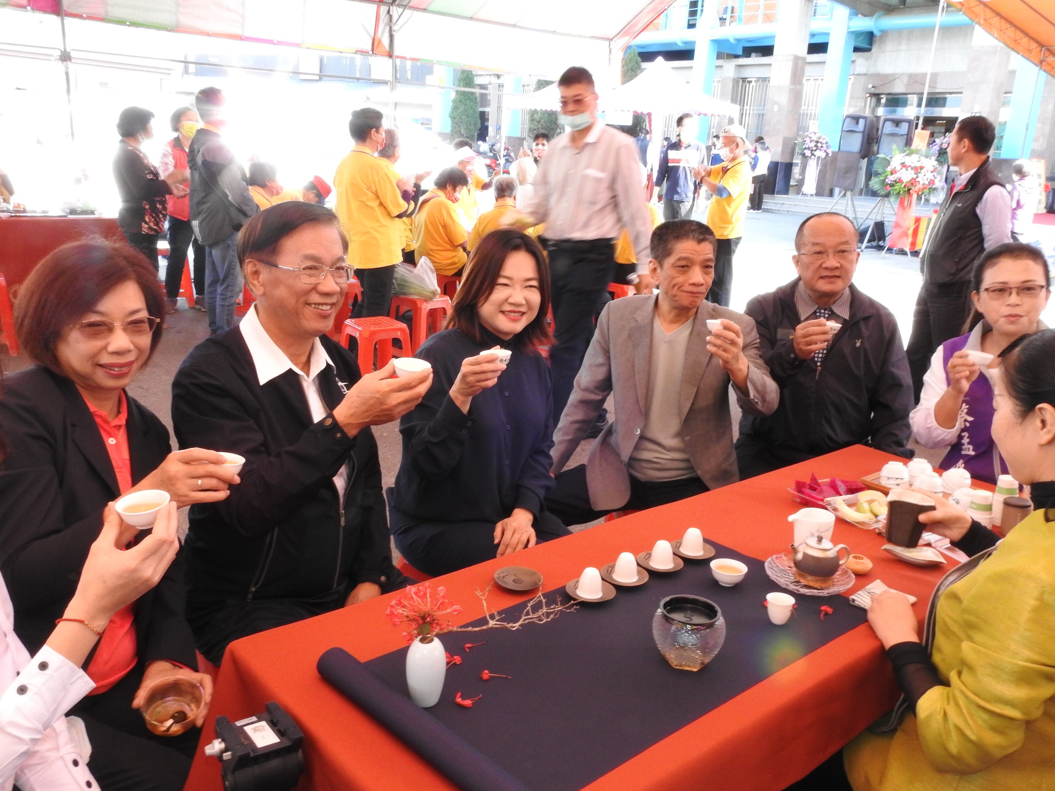 相關圖片3-竹山鎮農會杉林溪優良冬茶賽頒獎展售 林縣長盛讚茶農與農會