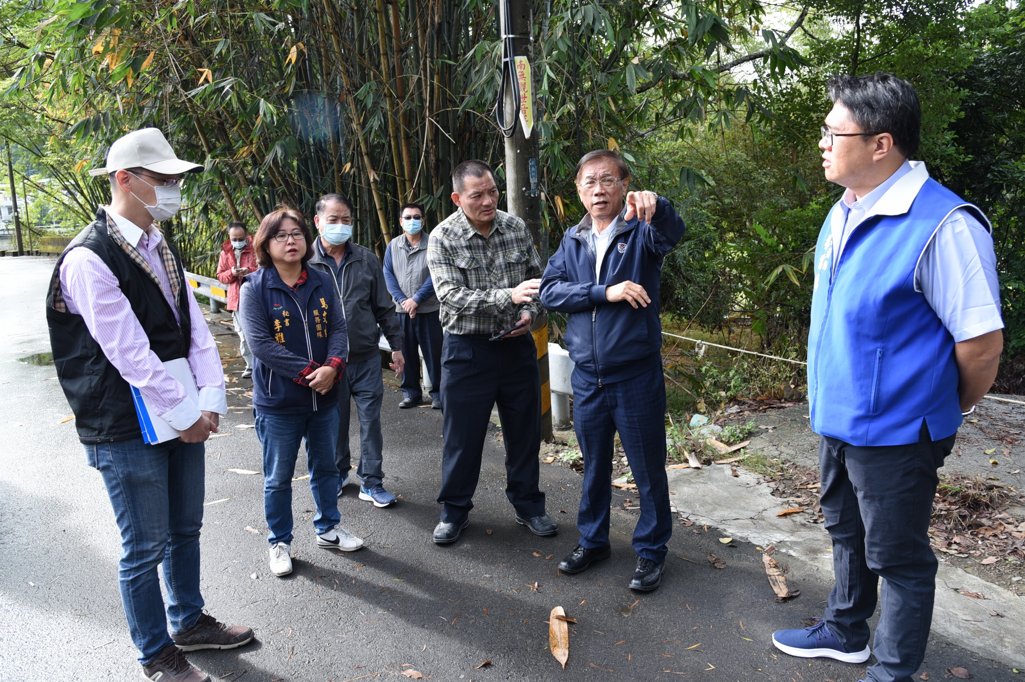 相關圖片2-林縣長會勘中寮集集多條農路改善工程