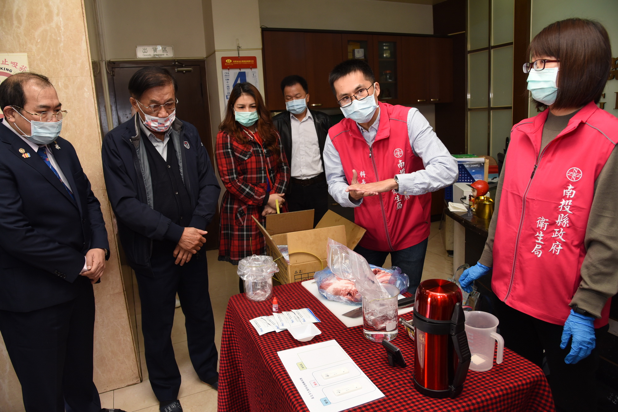 相關圖片2-林縣長視察肉品加工業者及大賣場產地標示