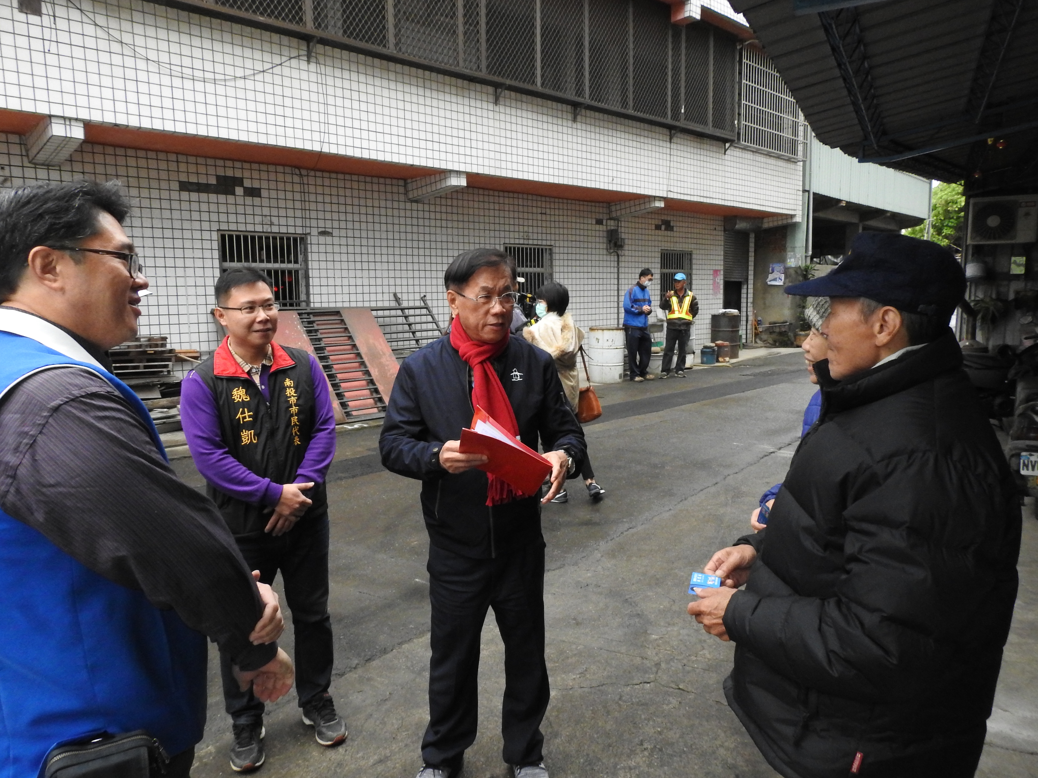 圖片-南投市巷道、人行道不平難行 林縣長實勘切中弊源改善