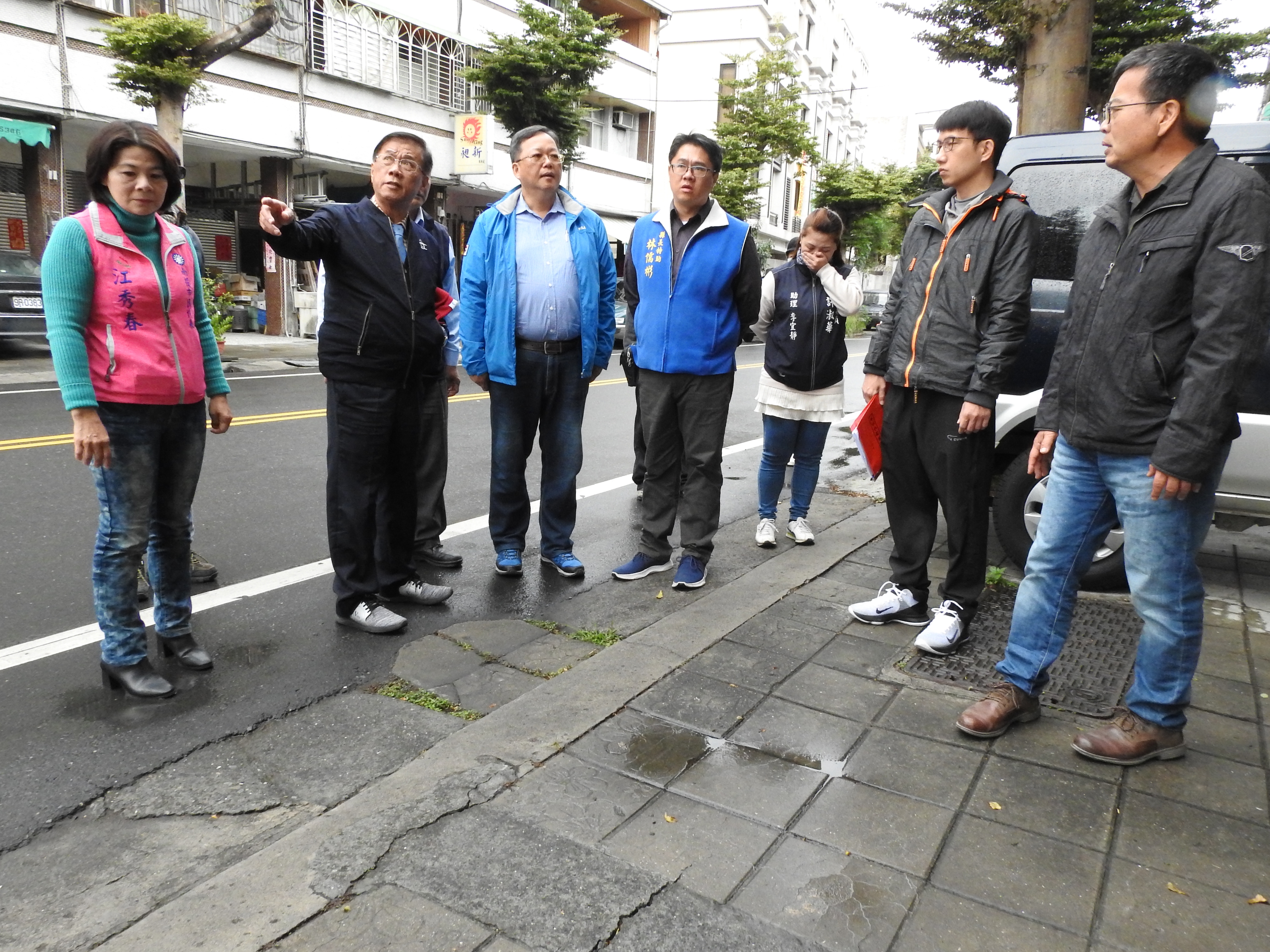 相關圖片2-南投市巷道、人行道不平難行 林縣長實勘切中弊源改善