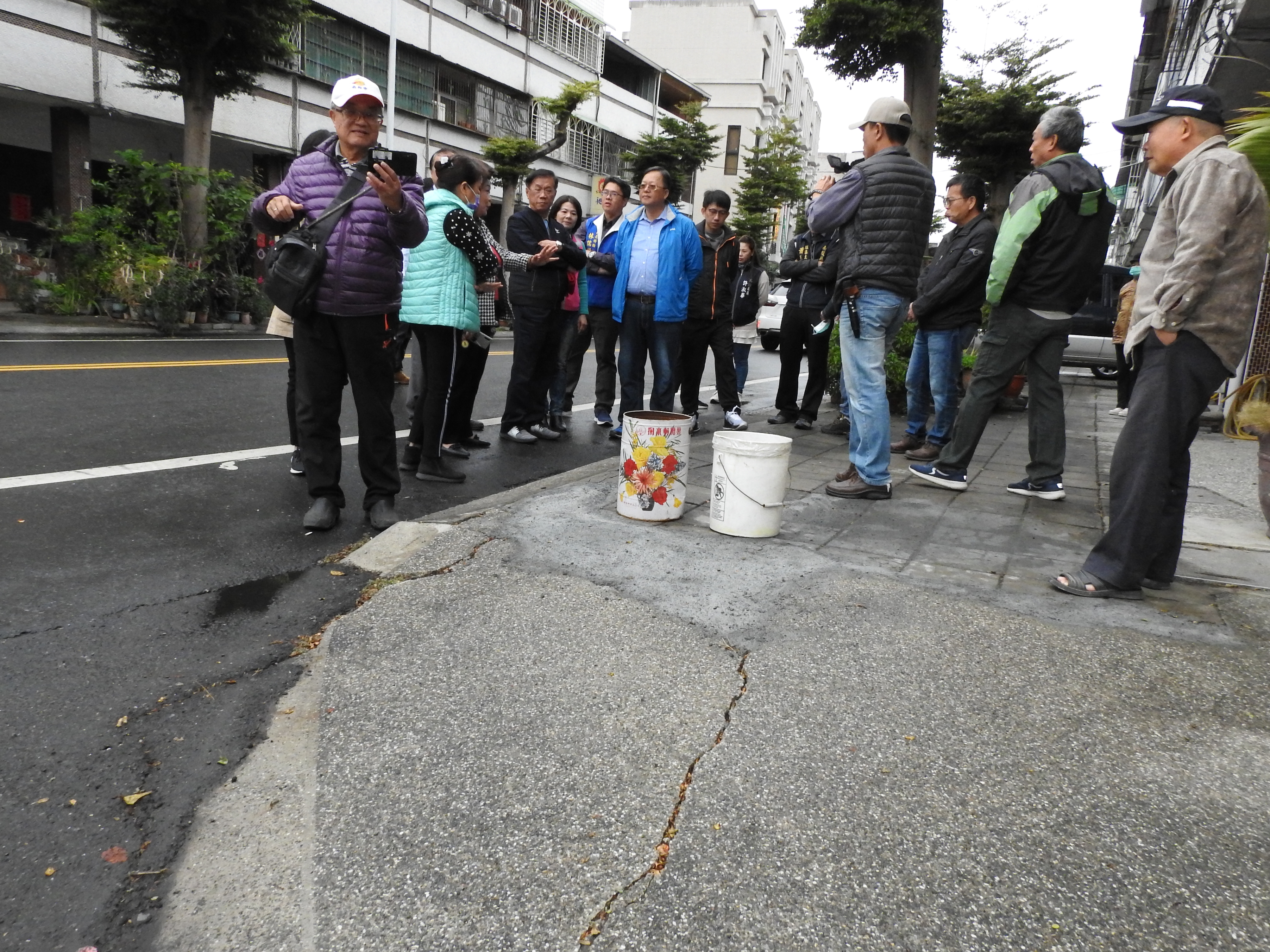 相關圖片4-南投市巷道、人行道不平難行 林縣長實勘切中弊源改善