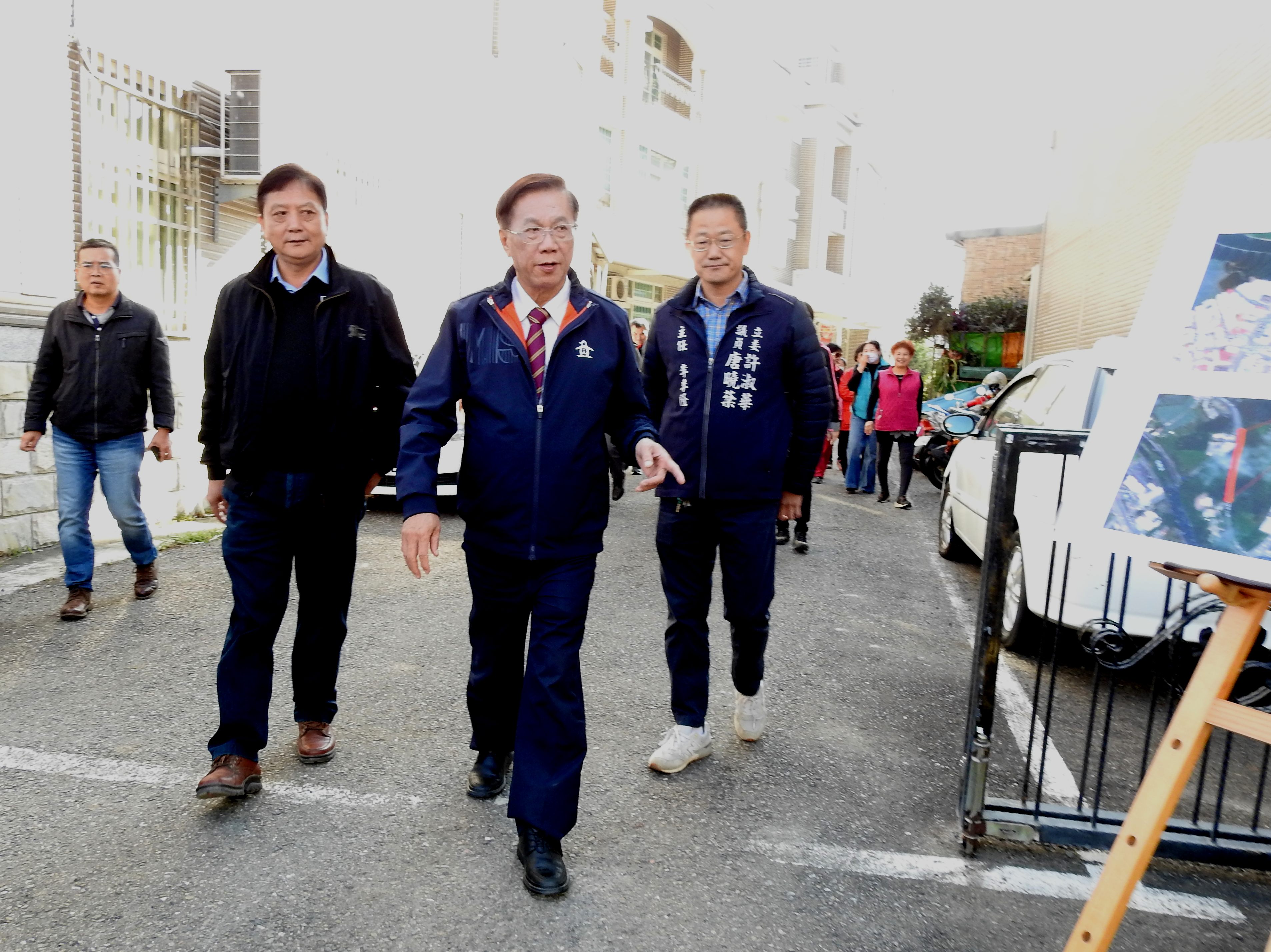 相關圖片2-草屯敦和、御史兩路崎嶇 林縣長會勘允翻新路面