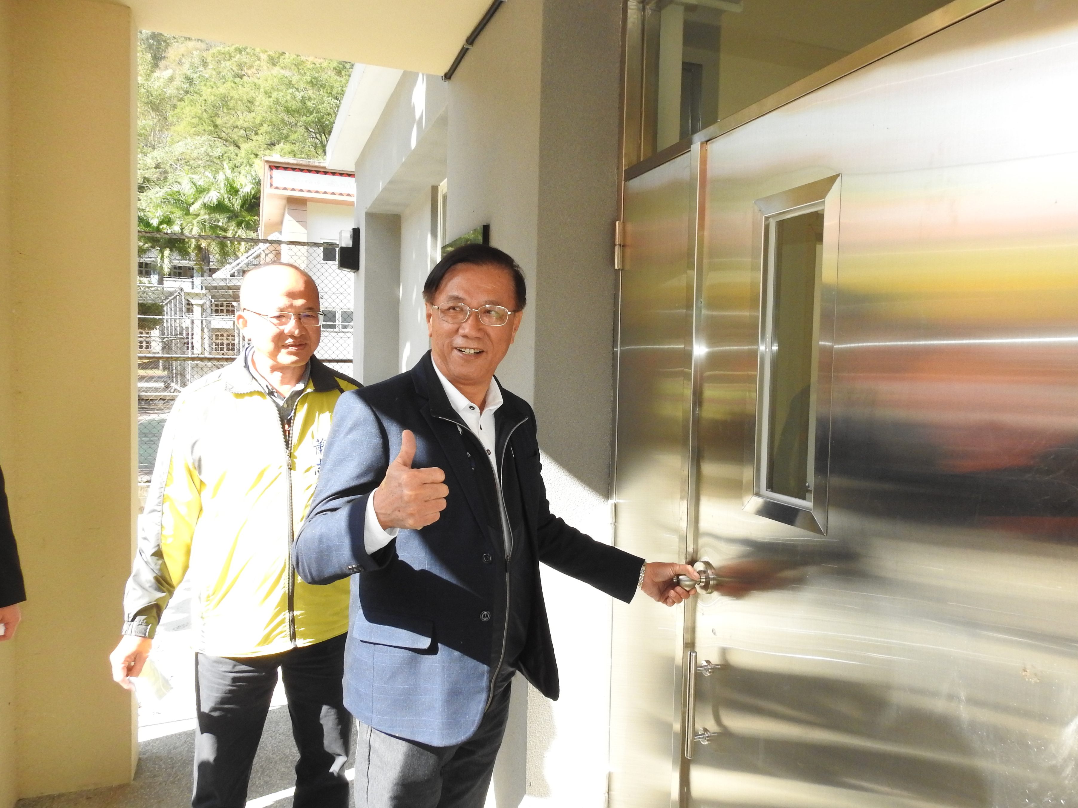 相關圖片3-同富國中新建宿舍落成啟用 林縣長揭牌啟鑰同慶