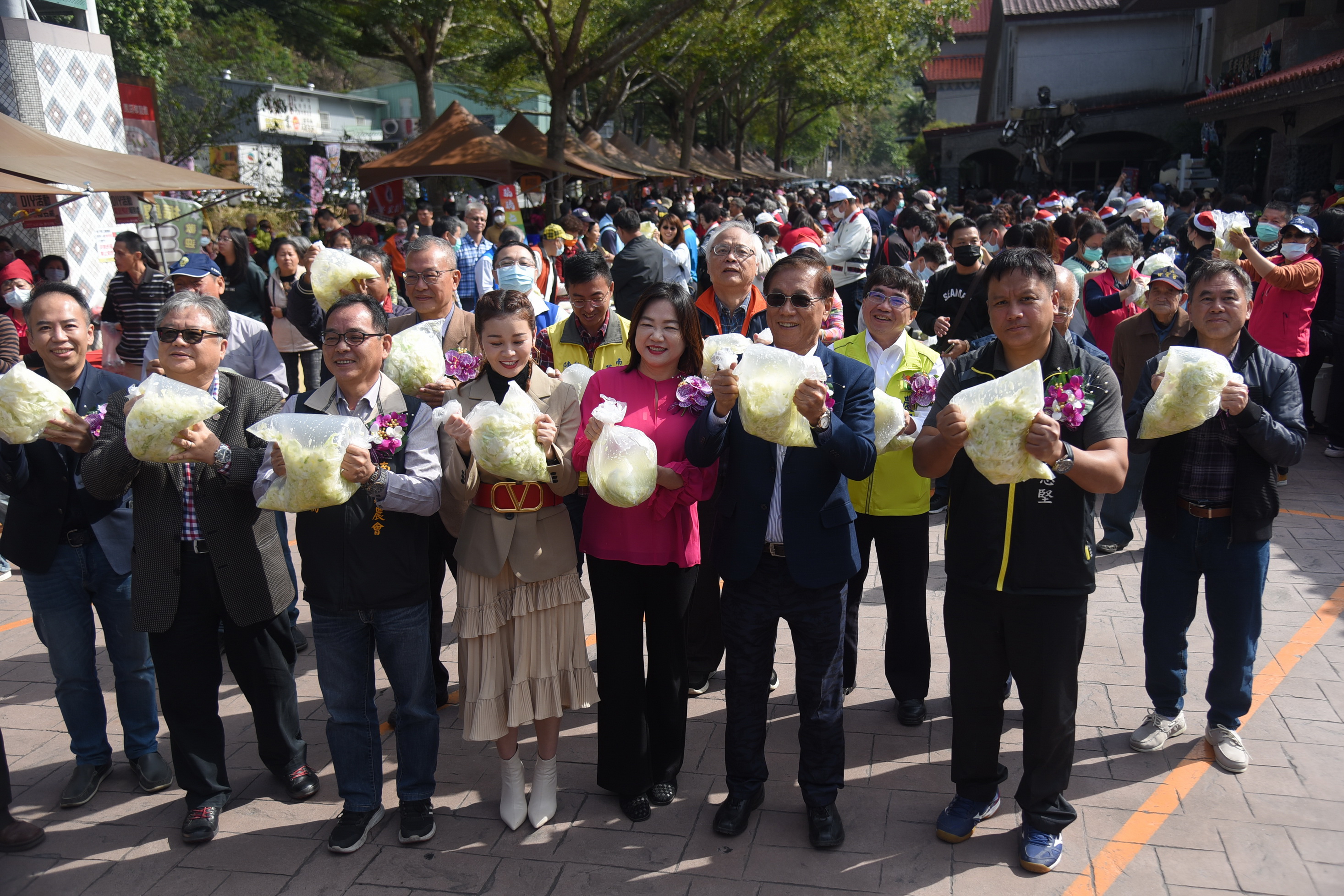 other image2-Xinyi Plum Blossoms in Snow event kicks off excitingly, Magistrate Lin makes DIY pickles with 500 people, December 20