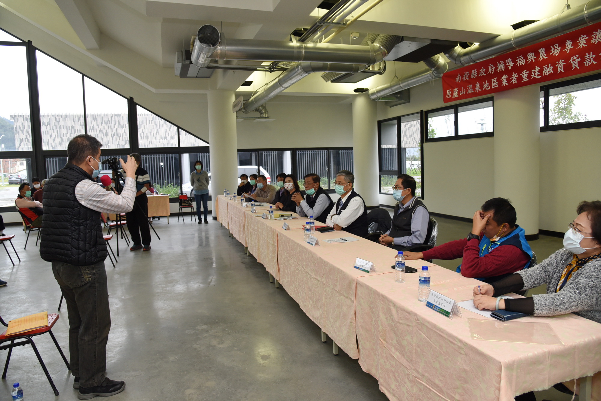 相關圖片1-林縣長主持福興農場讓售原廬山溫泉業者重建貸款說明會