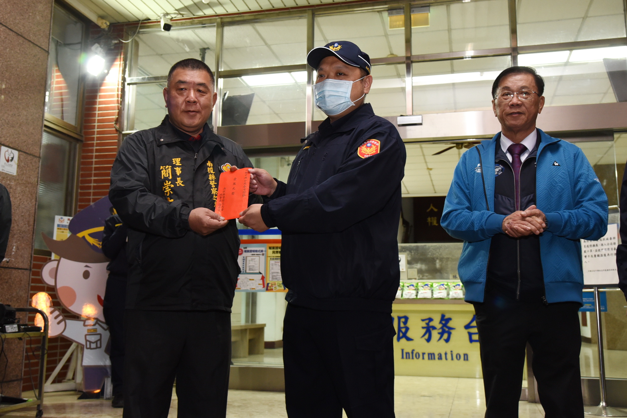 相關圖片4-林縣長至南投、中興分局慰勉年節執勤人員