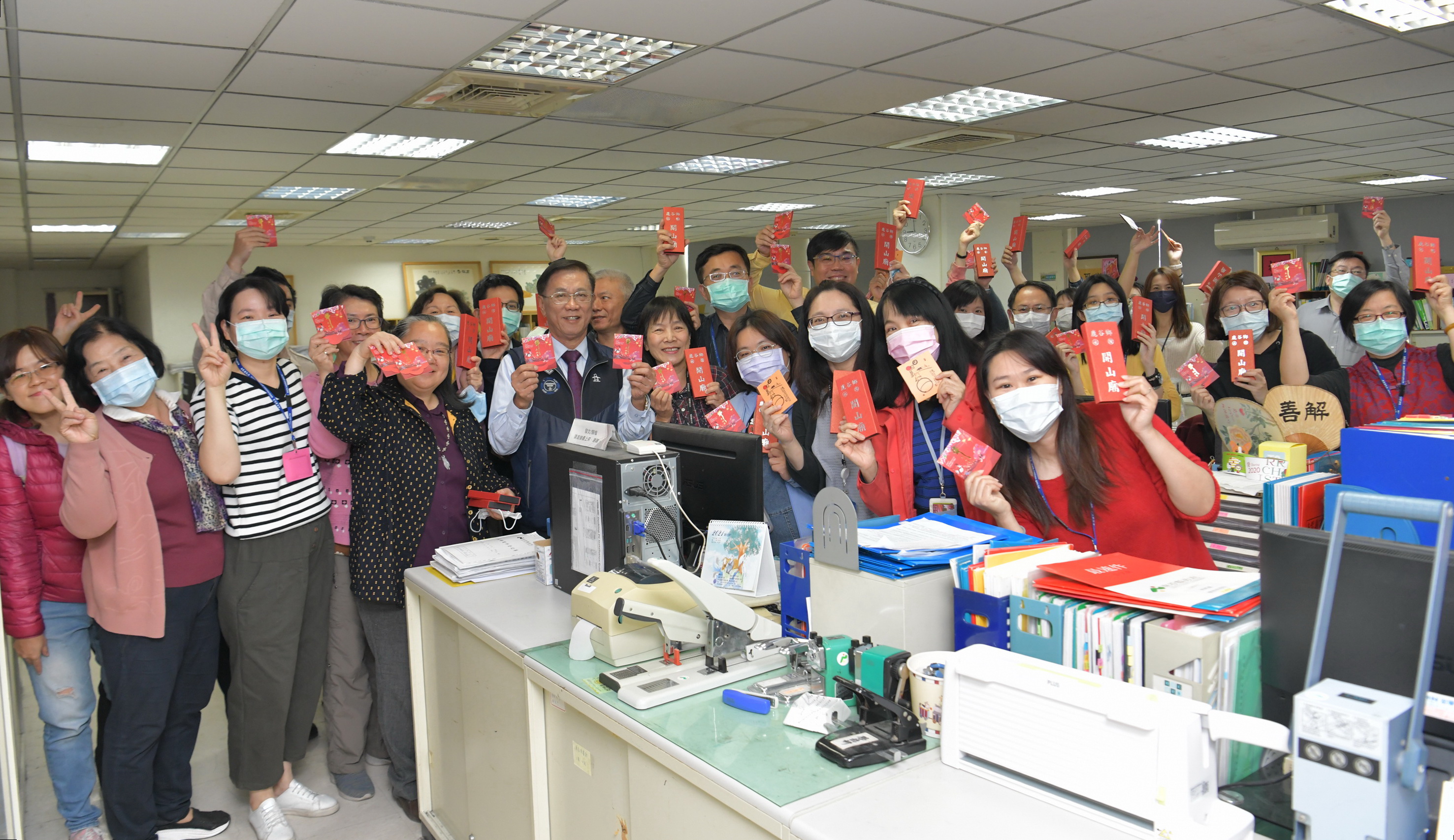 圖片-春節前夕　林縣長發紅包慰勉同仁辛勞