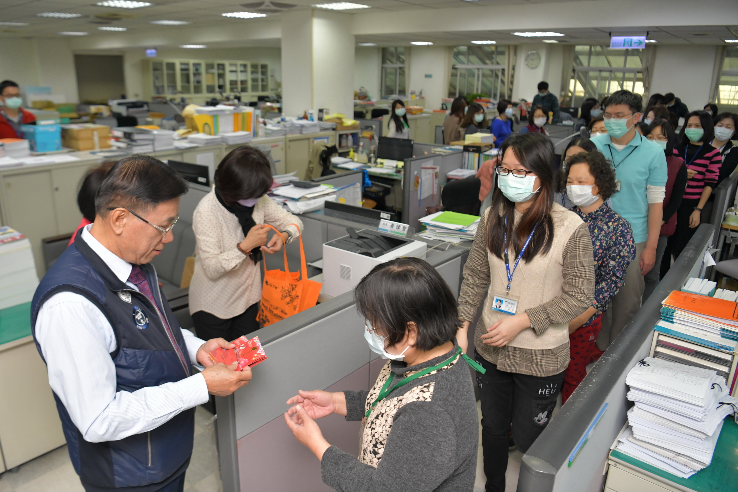 相關圖片2-春節前夕　林縣長發紅包慰勉同仁辛勞