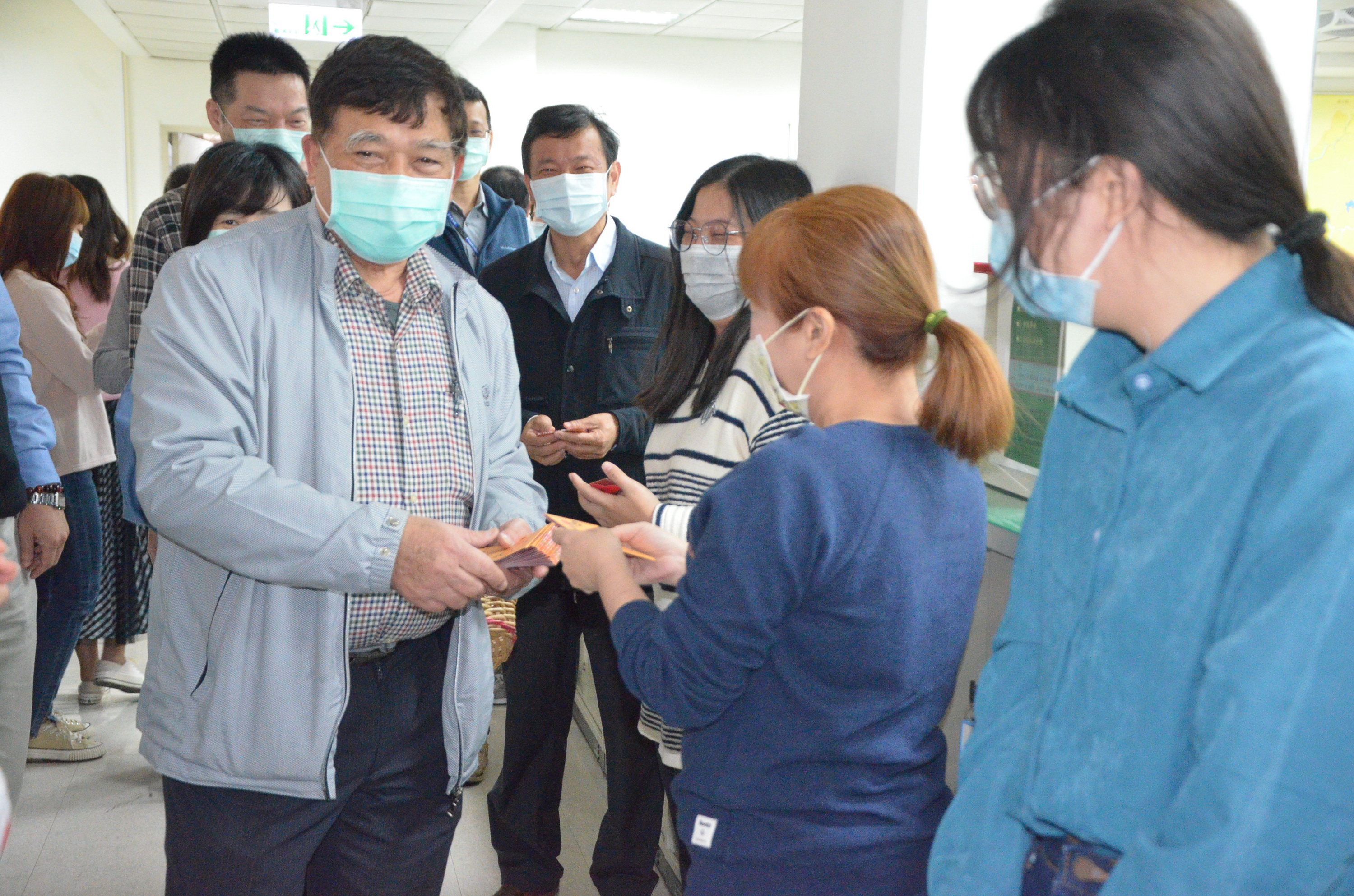 相關圖片3-春節前夕　林縣長發紅包慰勉同仁辛勞