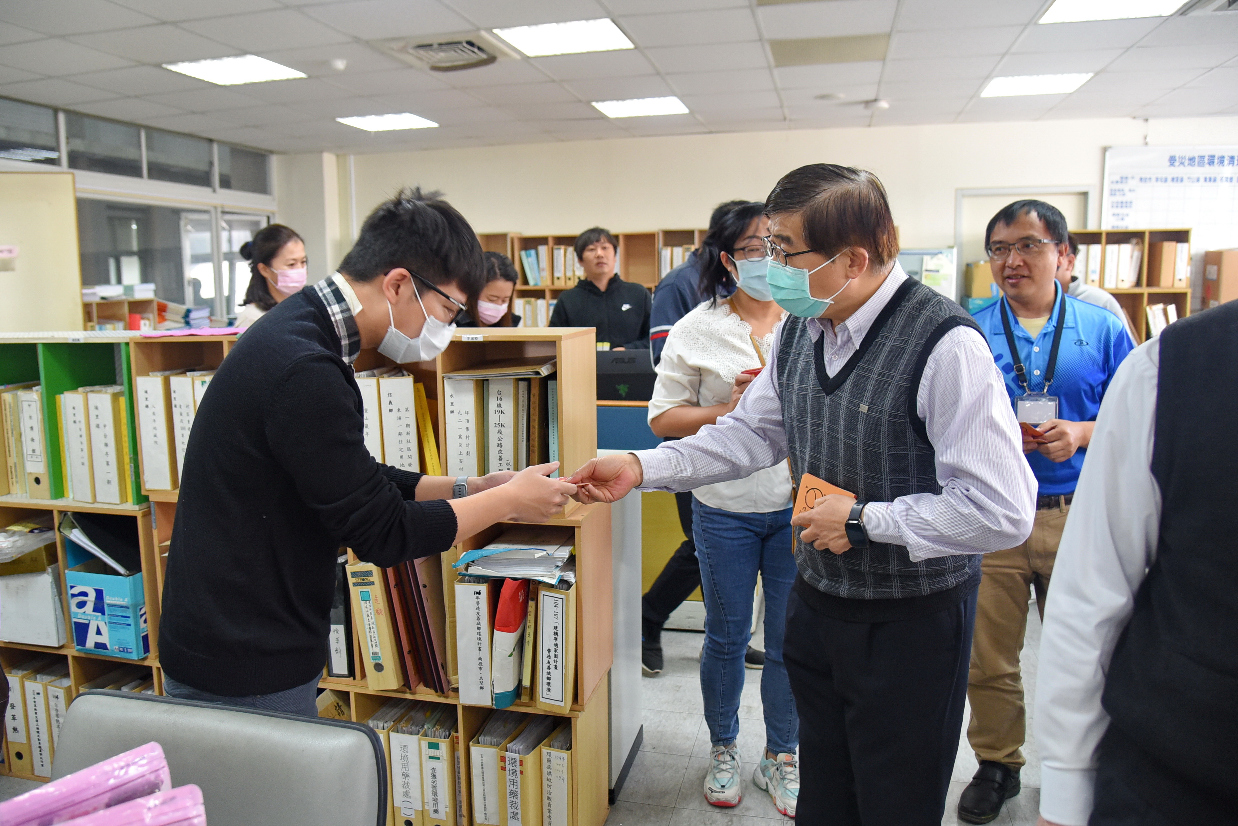 相關圖片4-春節前夕　林縣長發紅包慰勉同仁辛勞