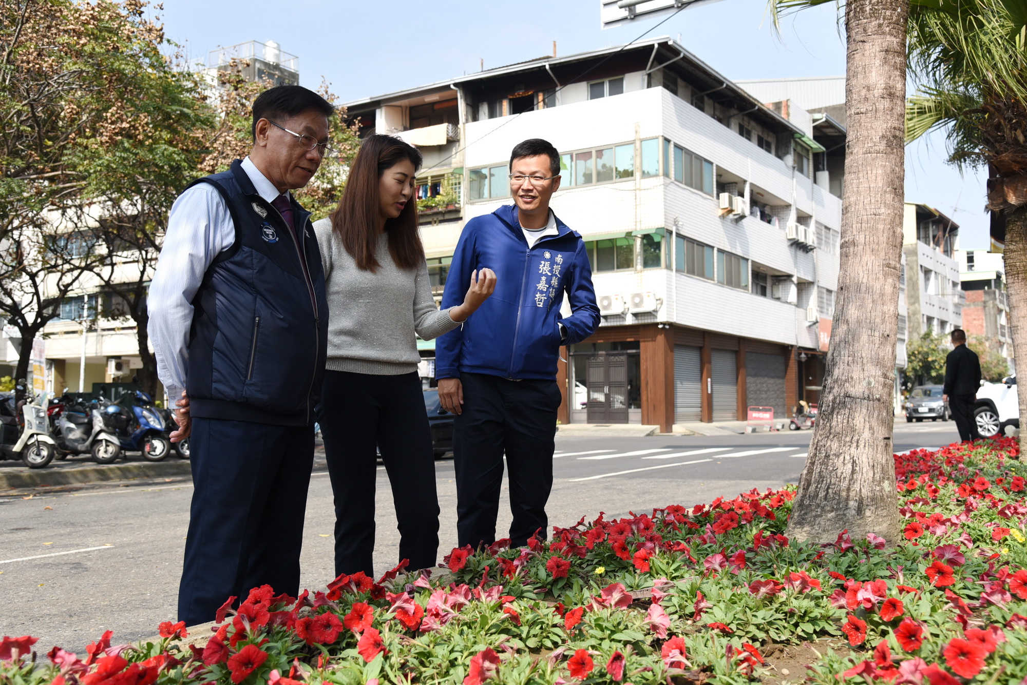 相關圖片1-市區道路繁花添喜氣 林縣長視察肯定綠美化成果