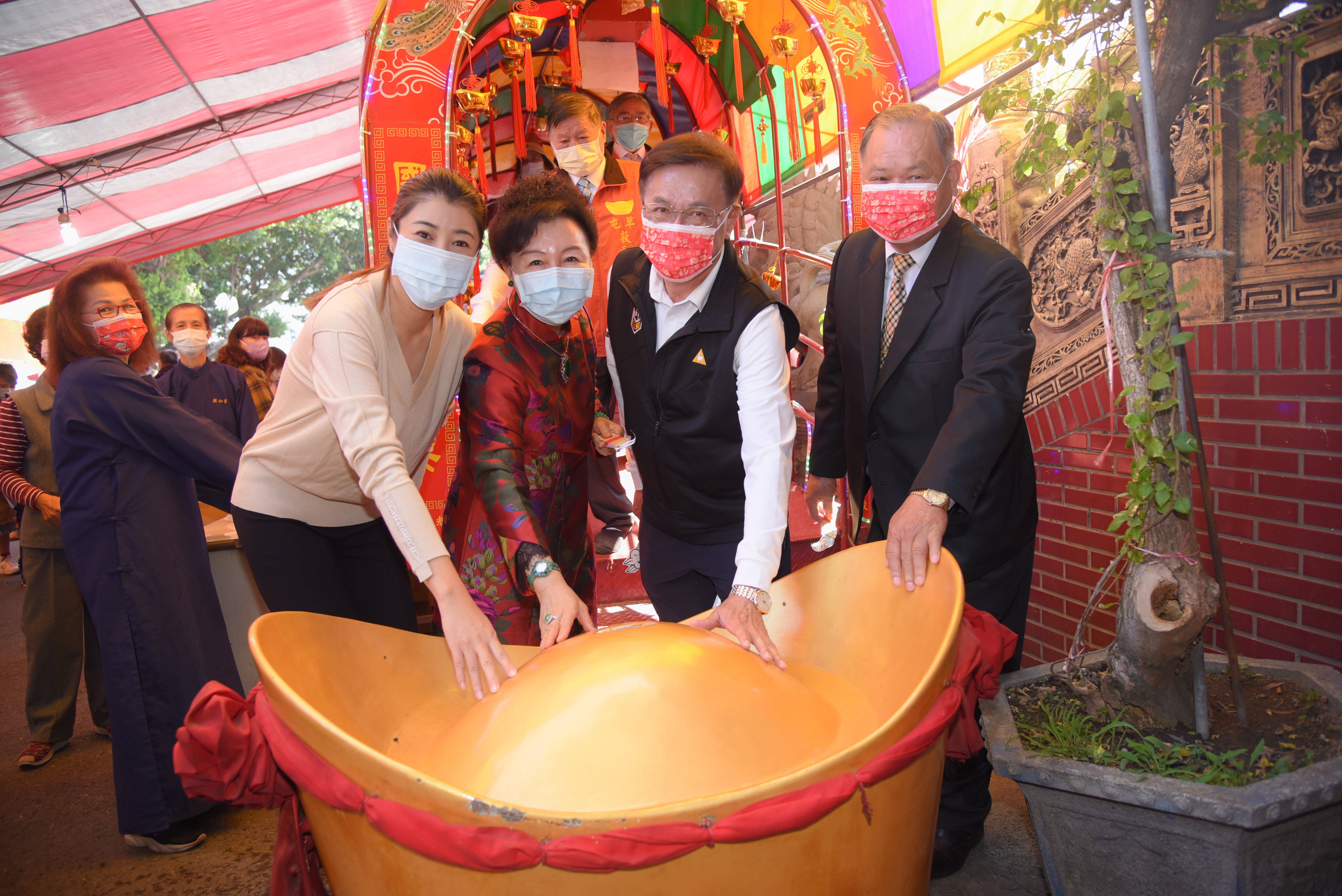 圖片-初四迎財神   縣長、立委祈求平安、各界發財