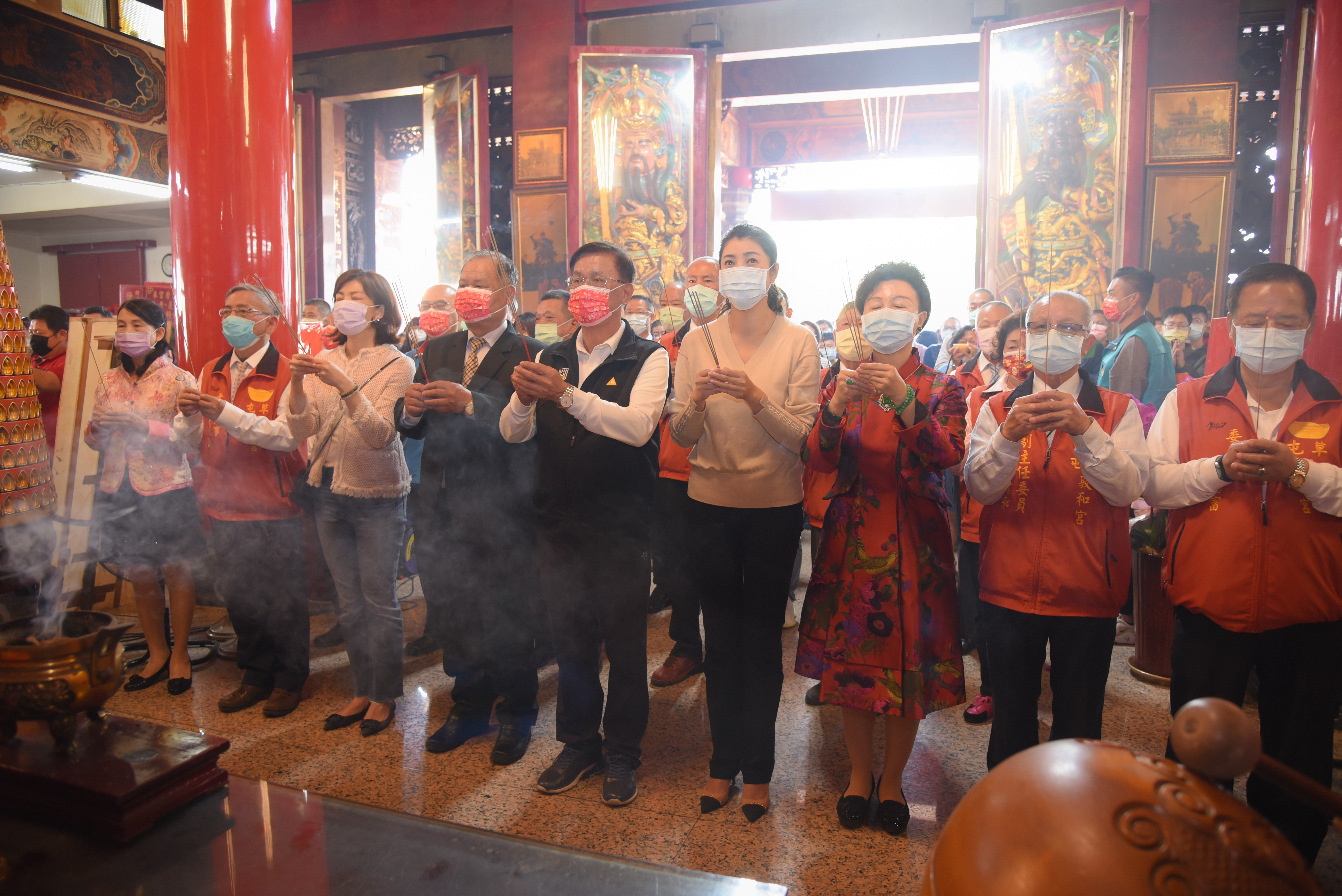 相關圖片1-初四迎財神   縣長、立委祈求平安、各界發財