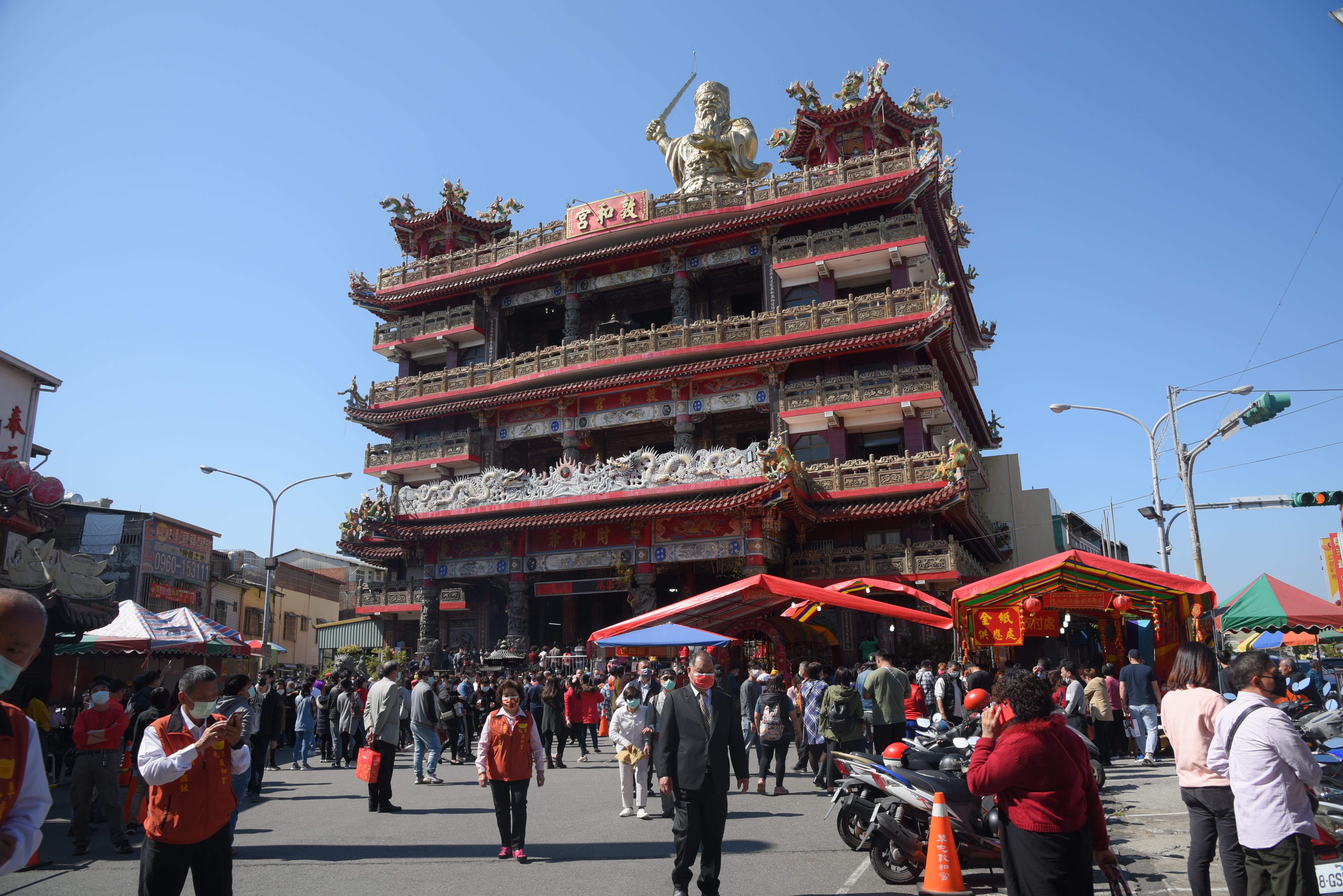 相關圖片2-初四迎財神   縣長、立委祈求平安、各界發財