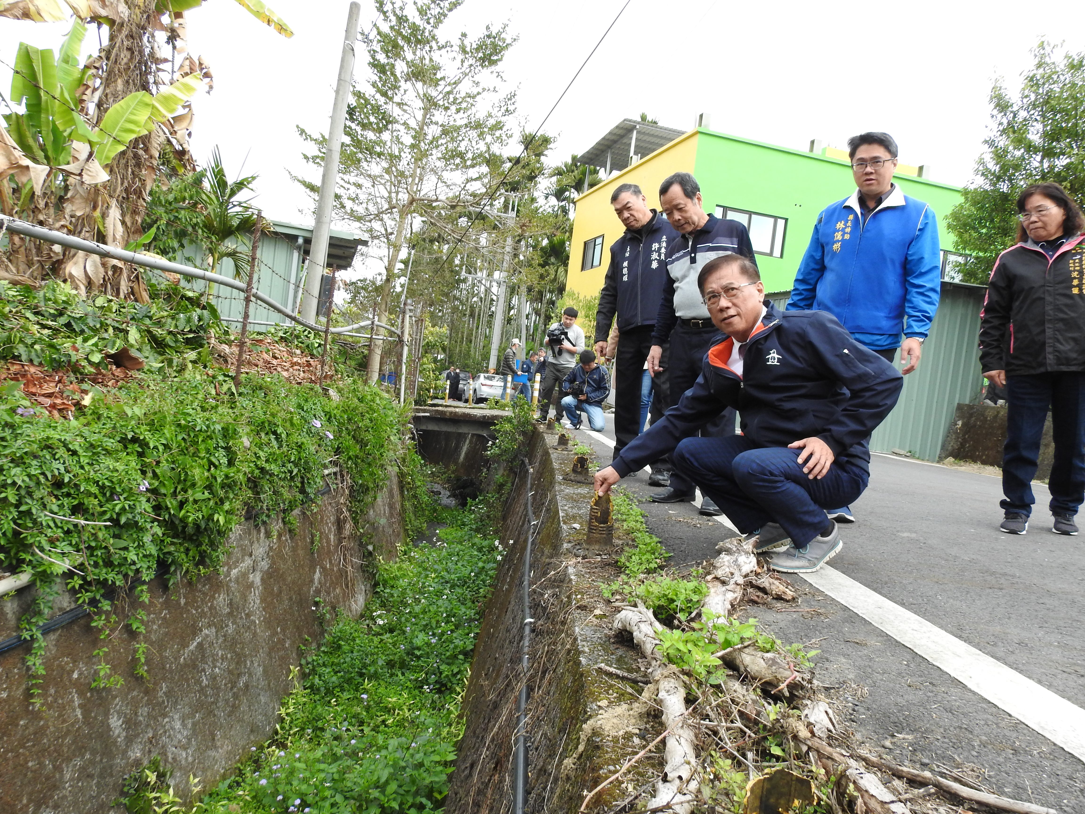 圖片-魚池鄉四處農路排水待改善 林縣長會勘同意斥資近300萬元改善