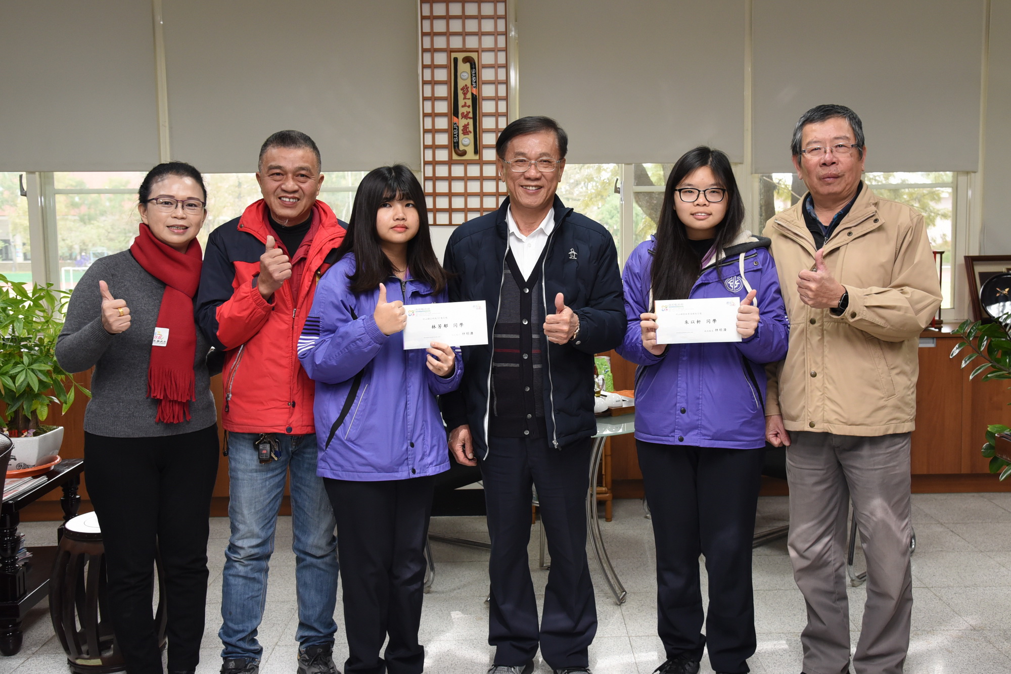 News images-County Magistrate Lin awards two National Chushan Senior High School students who were admitted to NTU, January 8