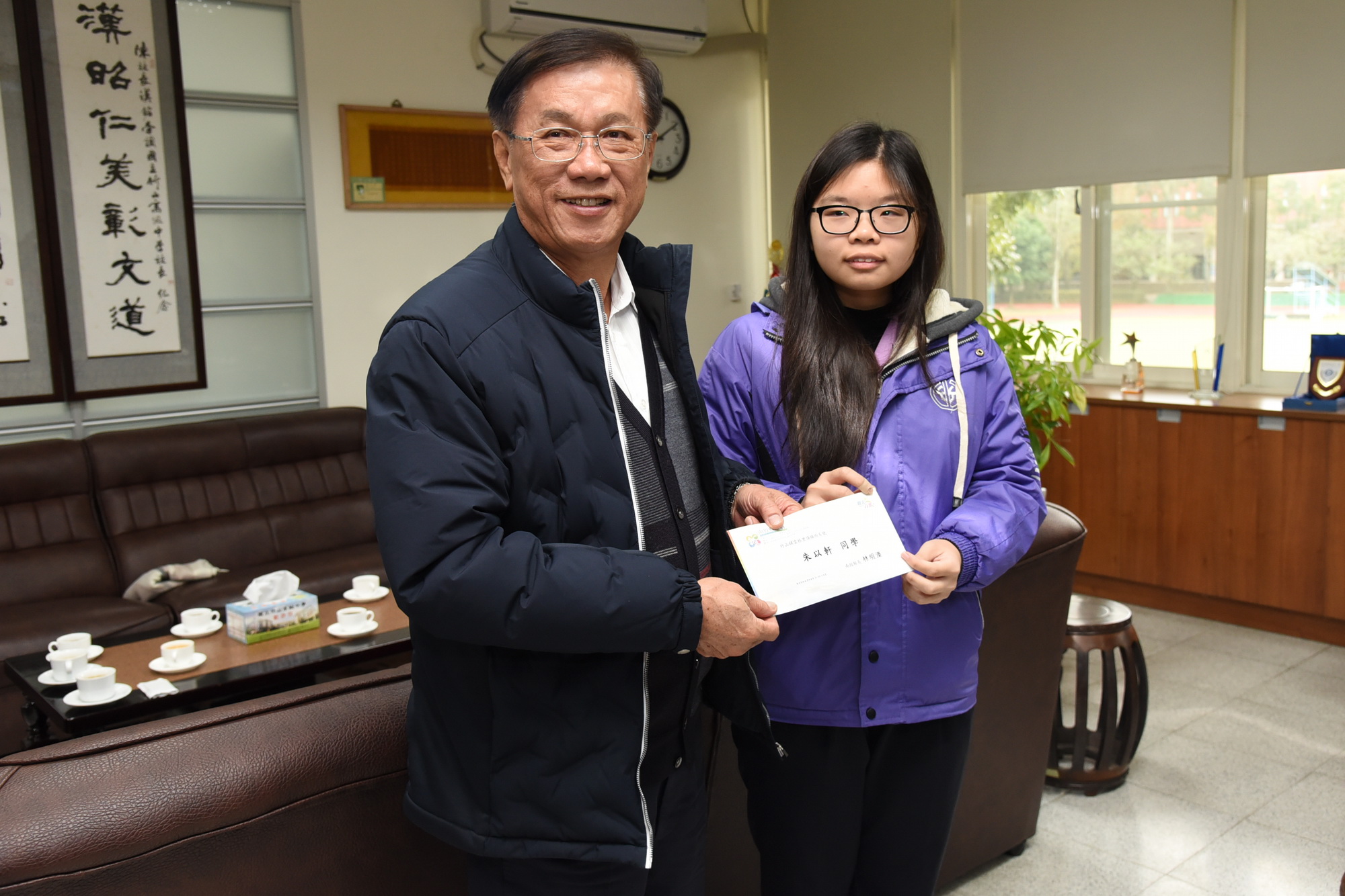 other image1-County Magistrate Lin awards two National Chushan Senior High School students who were admitted to NTU, January 8