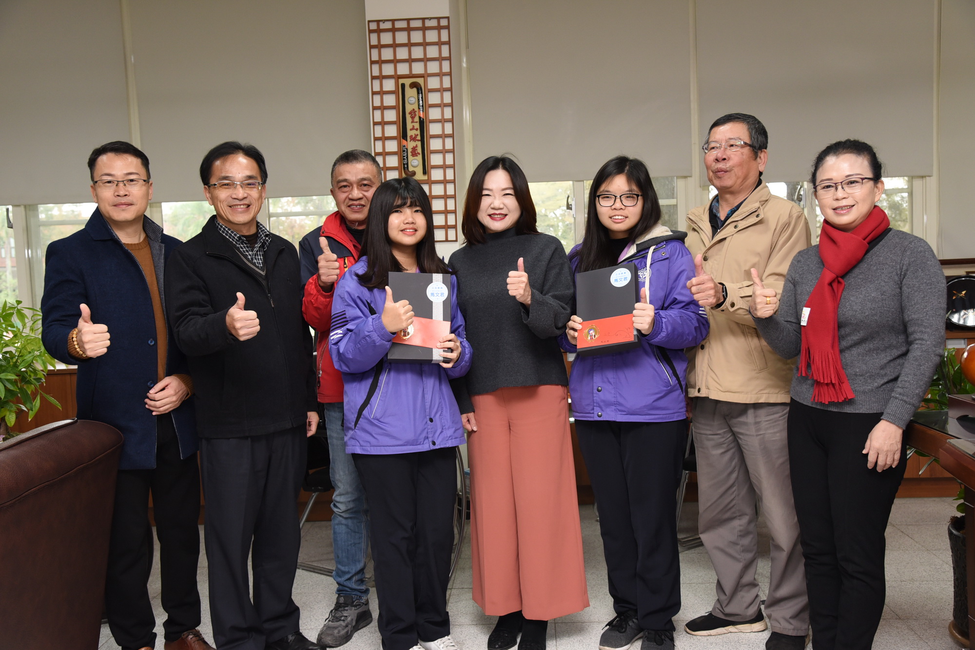 other image2-County Magistrate Lin awards two National Chushan Senior High School students who were admitted to NTU, January 8