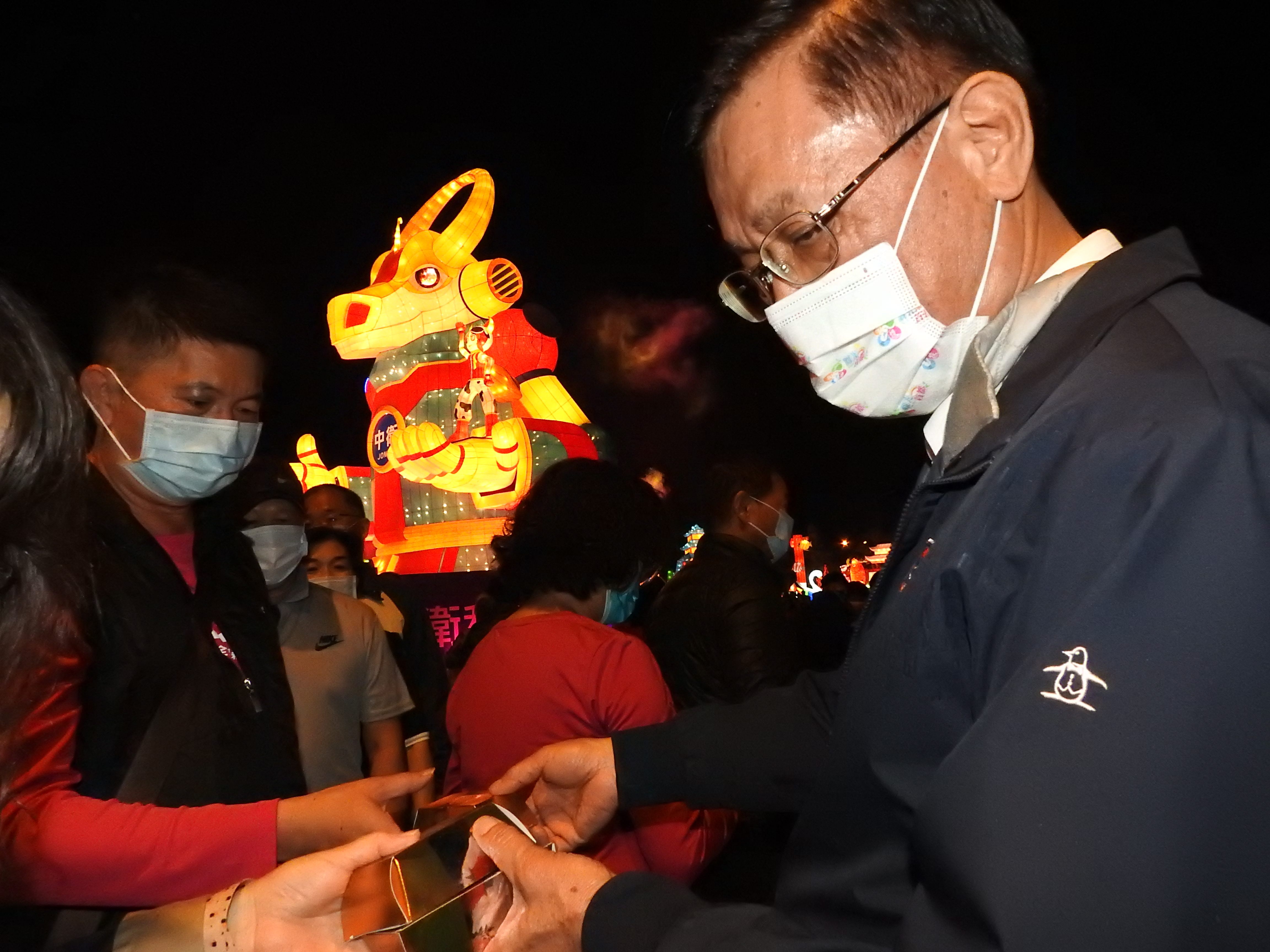 相關圖片1-南投燈會元宵夜林縣長發福袋人氣旺