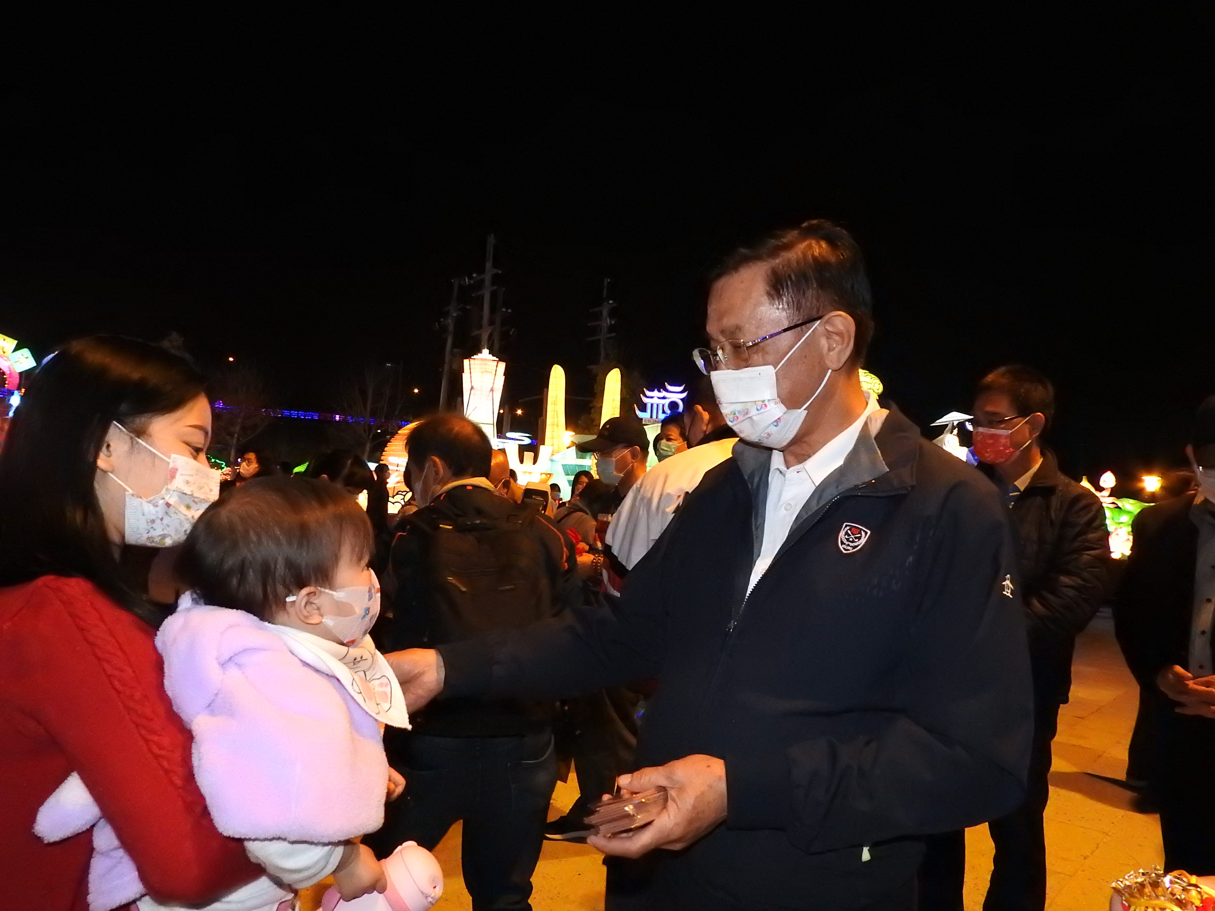 相關圖片4-南投燈會元宵夜林縣長發福袋人氣旺