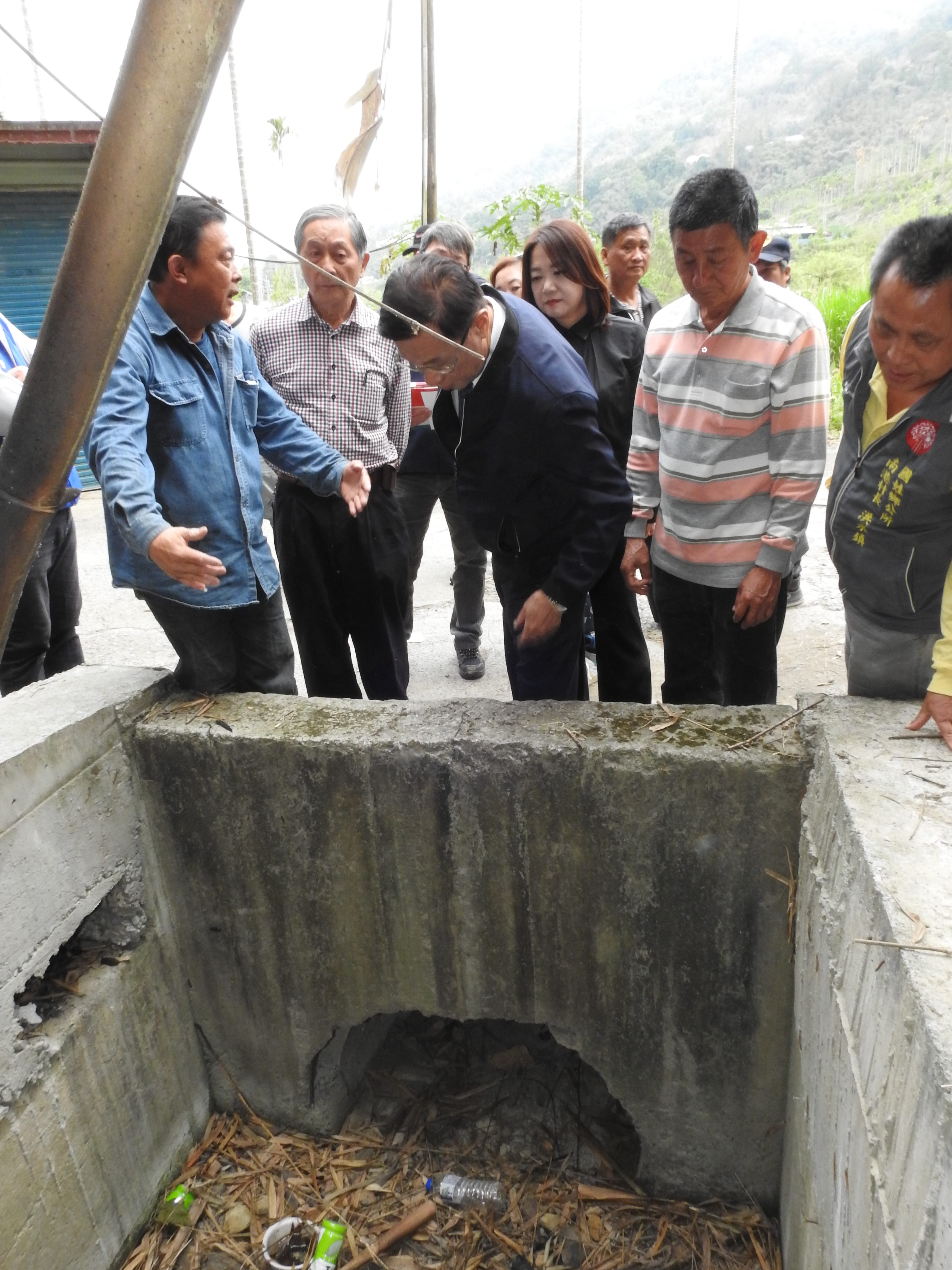相關圖片4-國姓鄉柑林、南港村三處巷道野溪難行及水患 林縣長會勘改善