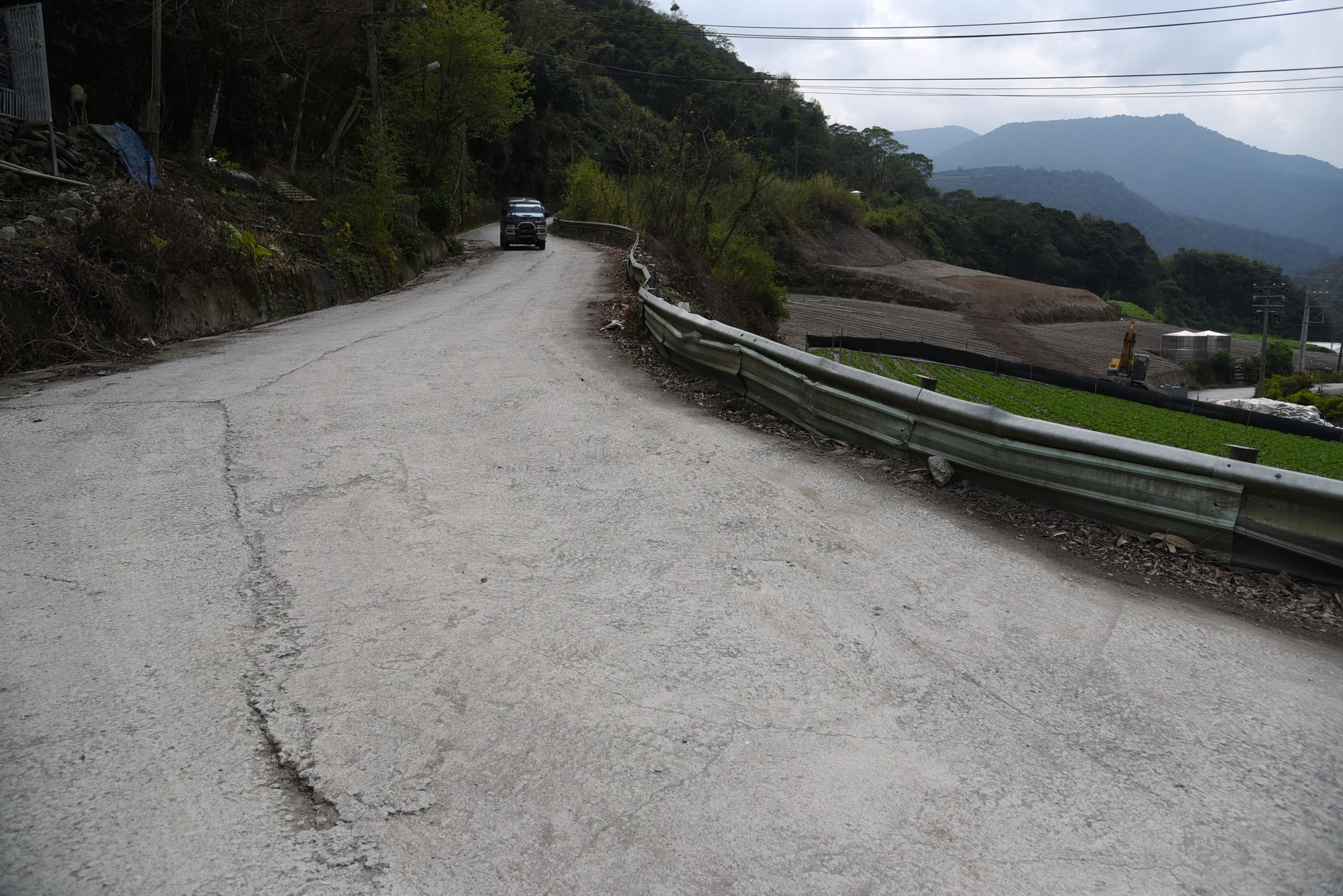 相關圖片1-林縣長會勘瑞岩部落聯絡道路  將發包施工改善路面