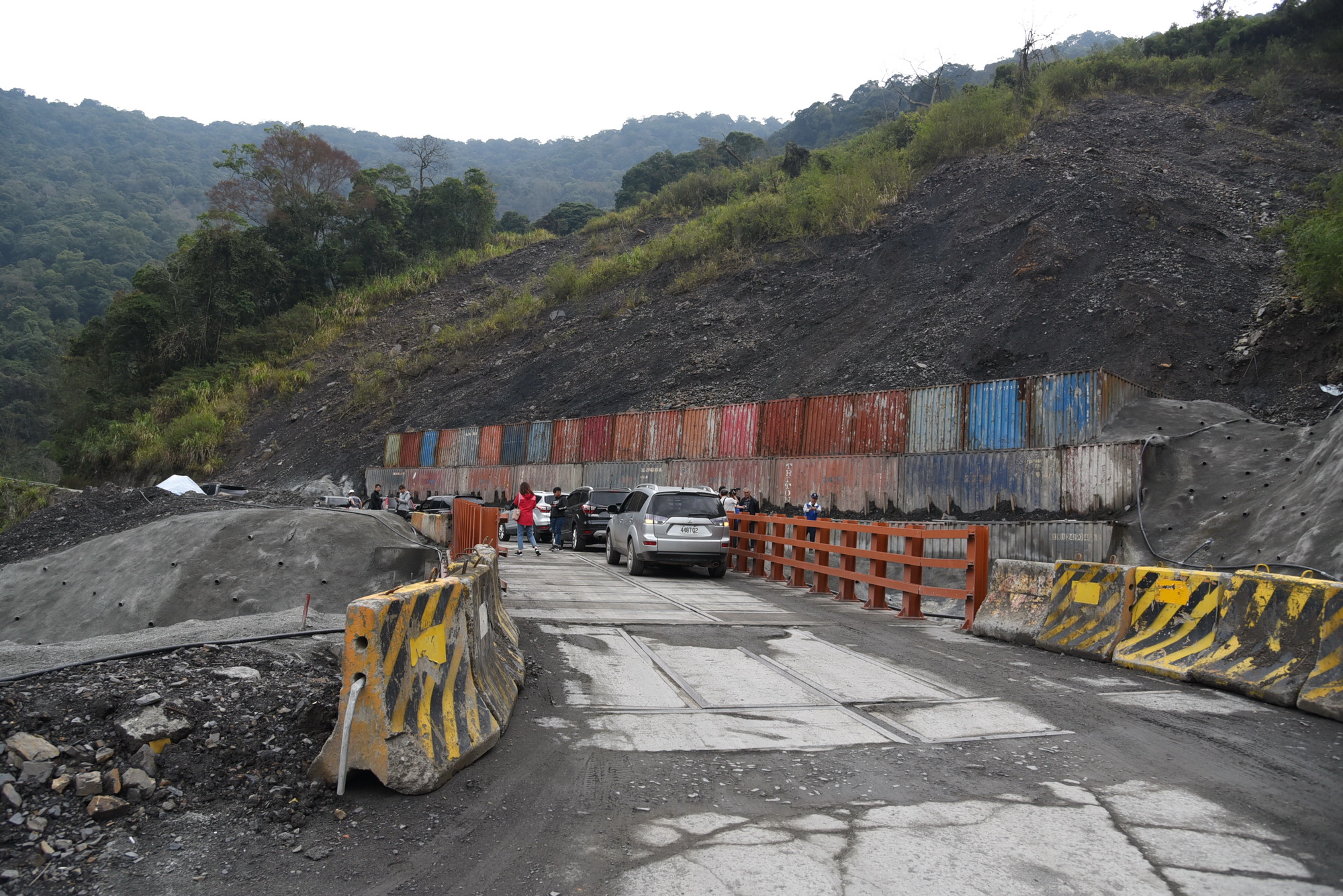 相關圖片3-林縣長會勘投89線力行道路 關心工程進度