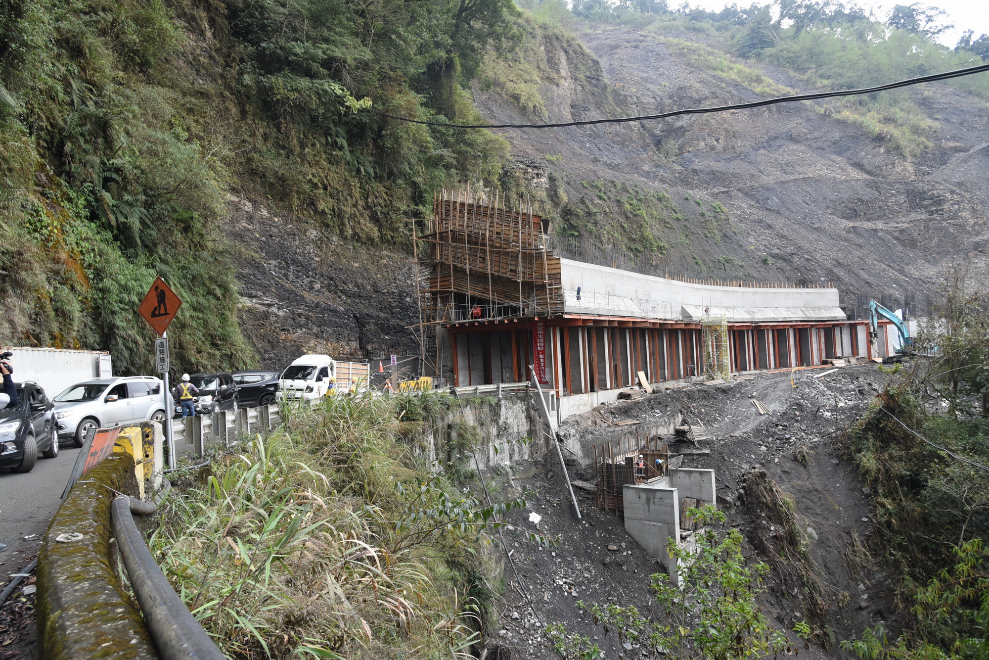 相關圖片4-林縣長會勘投89線力行道路 關心工程進度