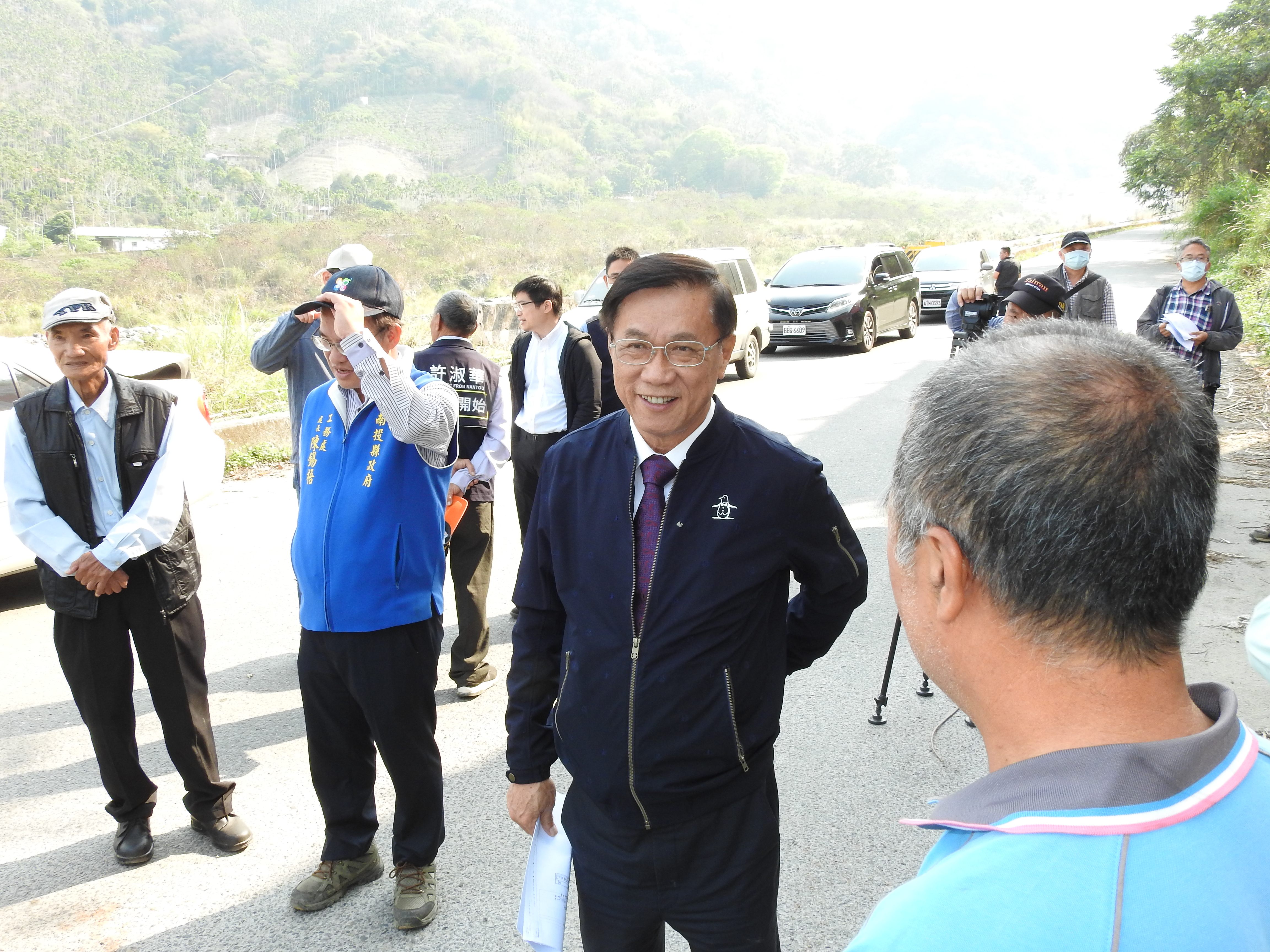 相關圖片1-信義鄉明德、神木道路年久失修 林縣長會勘改善