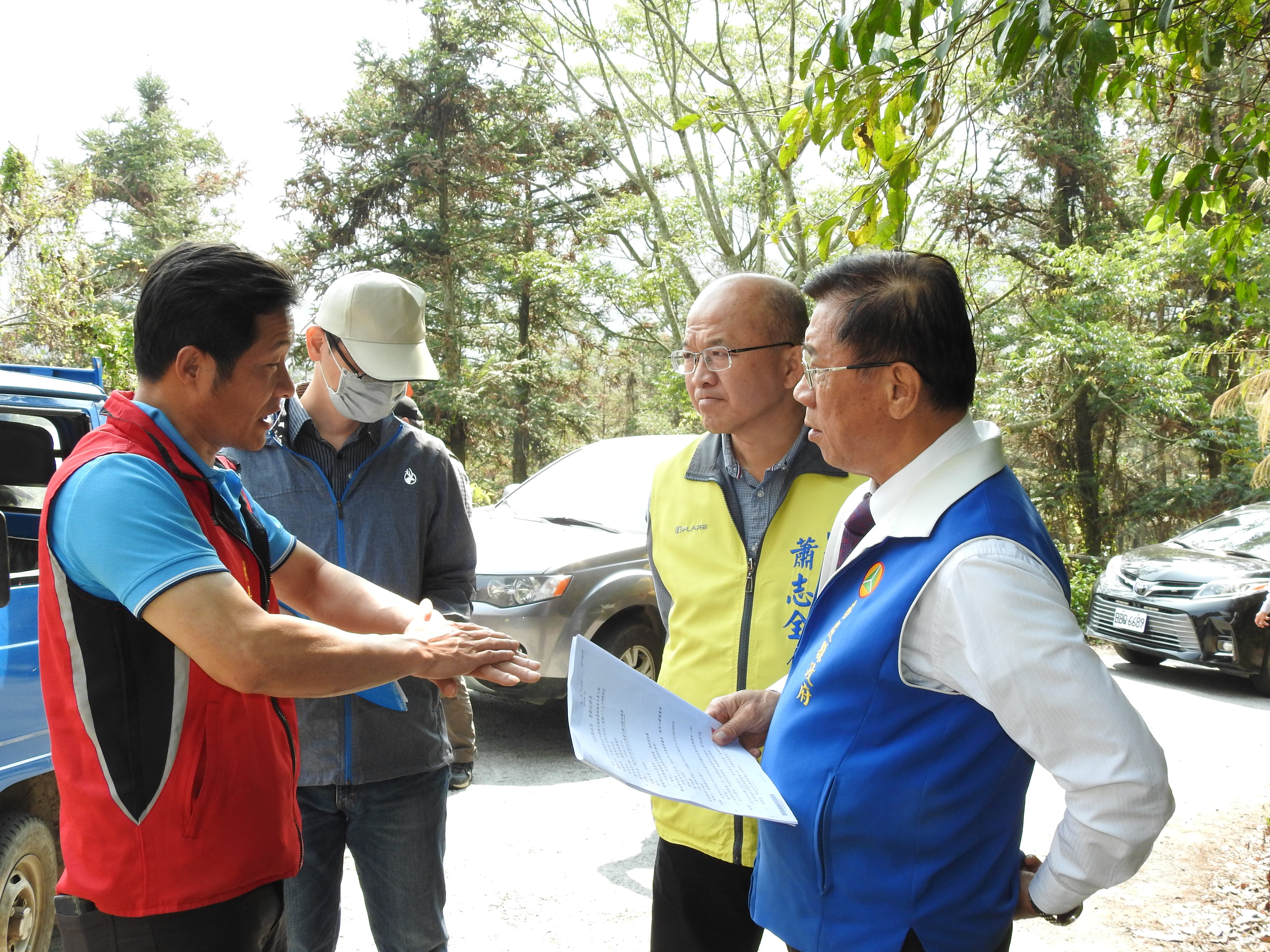 相關圖片2-信義鄉明德、神木道路年久失修 林縣長會勘改善