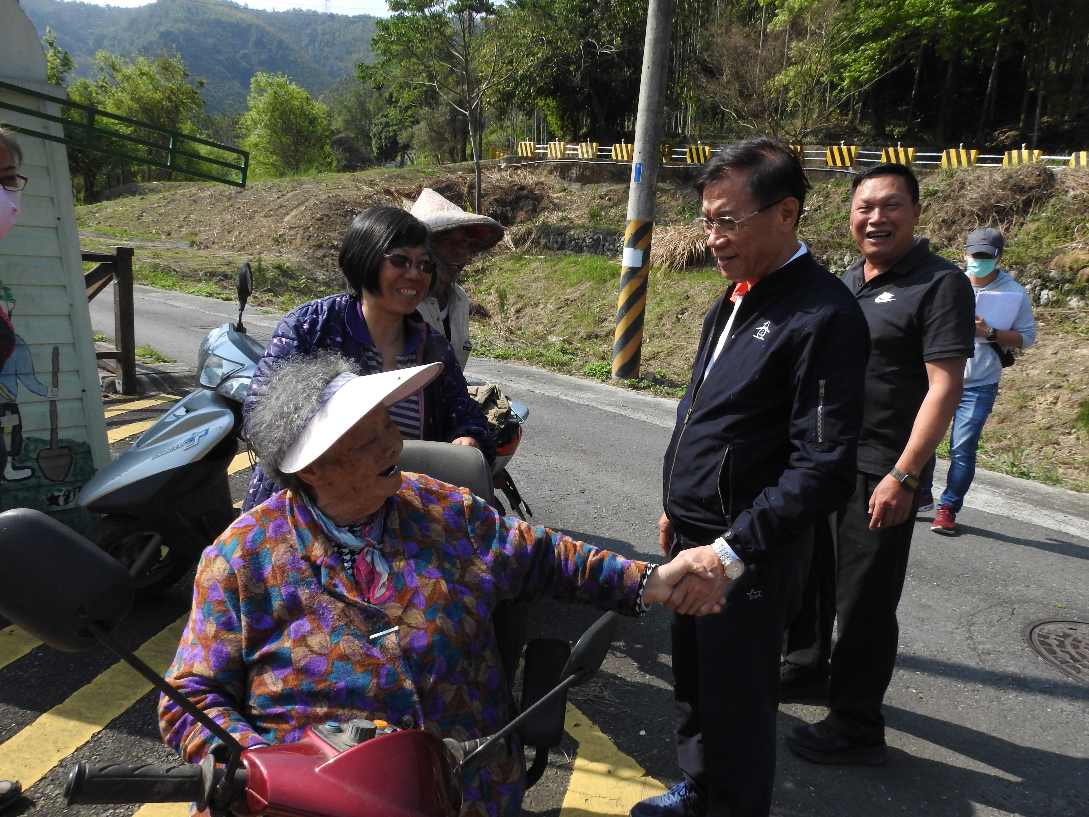 圖片-林縣長實勘魚池鄉武登農路、頭社內凹重劃及金天巷配電線路地下化