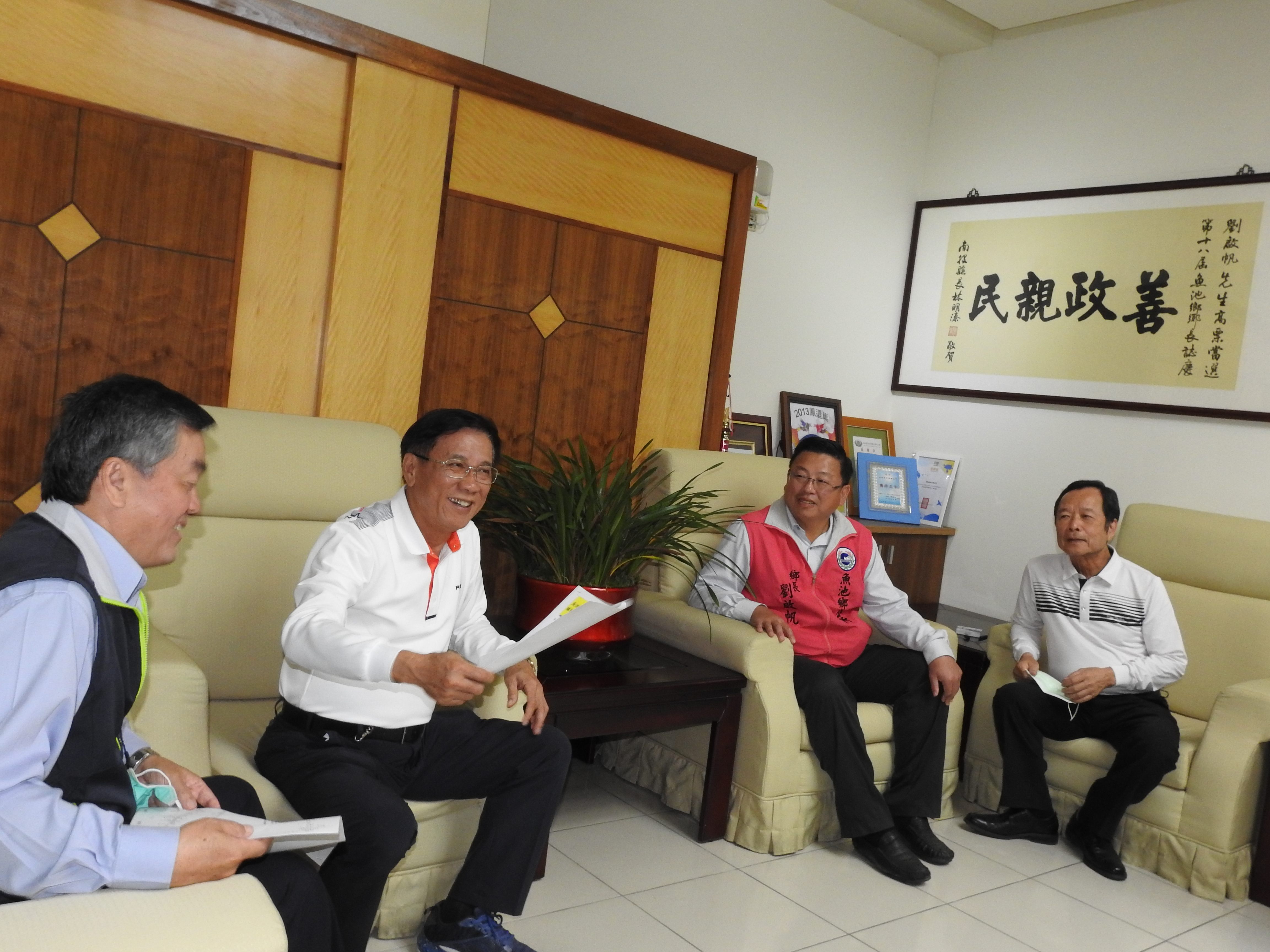 相關圖片3-林縣長實勘魚池鄉武登農路、頭社內凹重劃及金天巷配電線路地下化