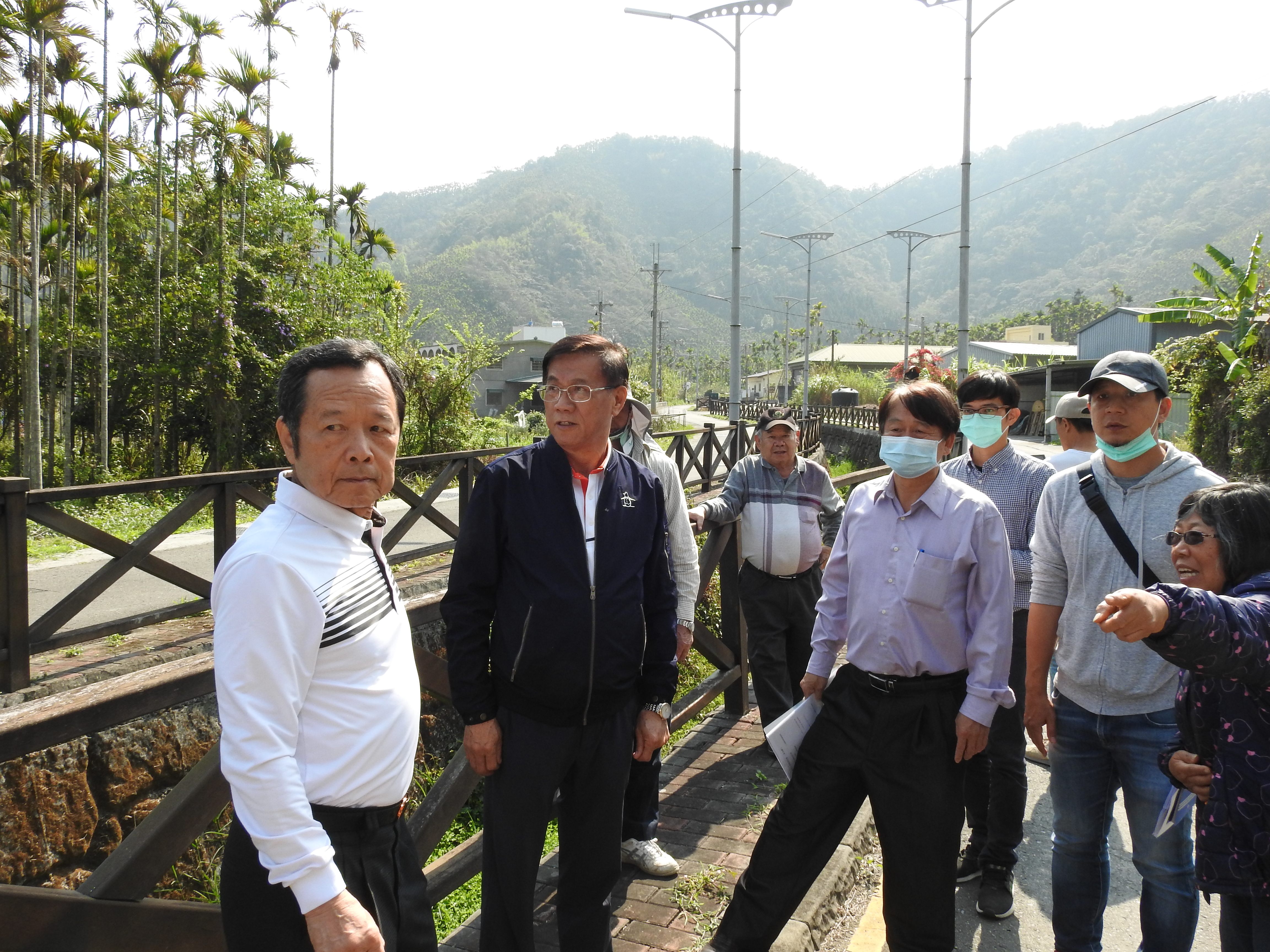 相關圖片4-林縣長實勘魚池鄉武登農路、頭社內凹重劃及金天巷配電線路地下化