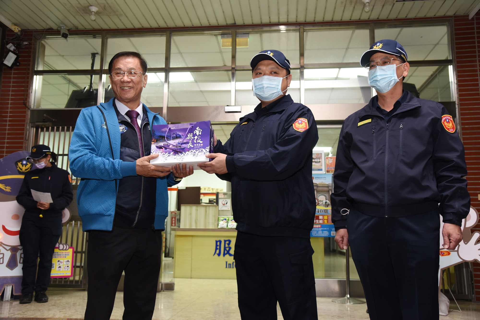 News images-County magistrate Lin goes to Nantou and Zhongxing Police Bureau to show support to the staff on duty during the February 4