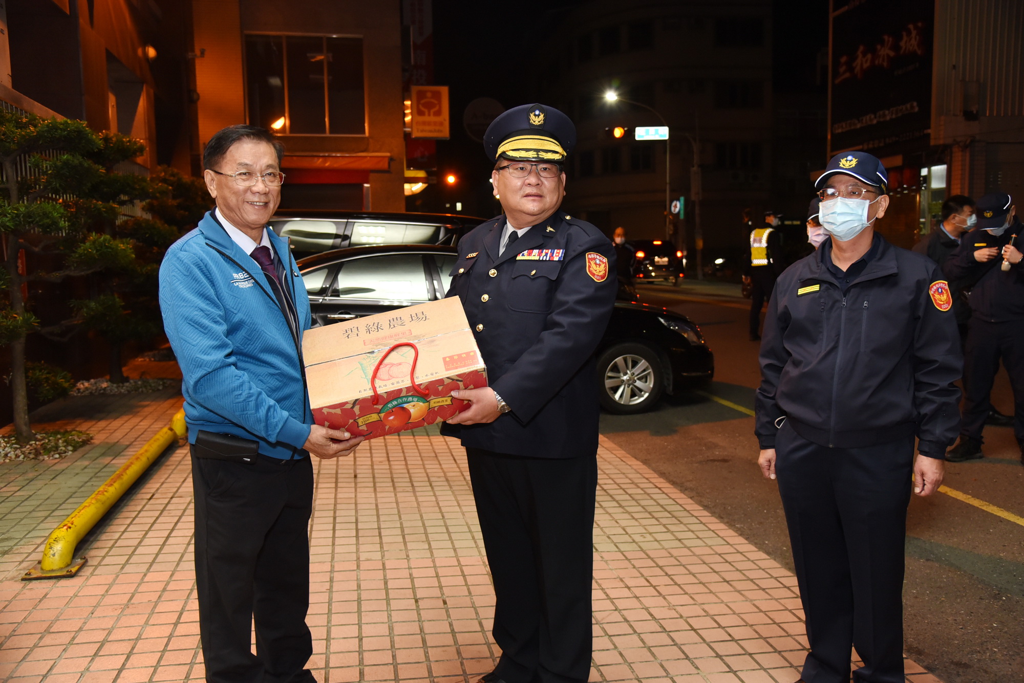 other image1-County magistrate Lin goes to Nantou and Zhongxing Police Bureau to show support to the staff on duty during the February 4