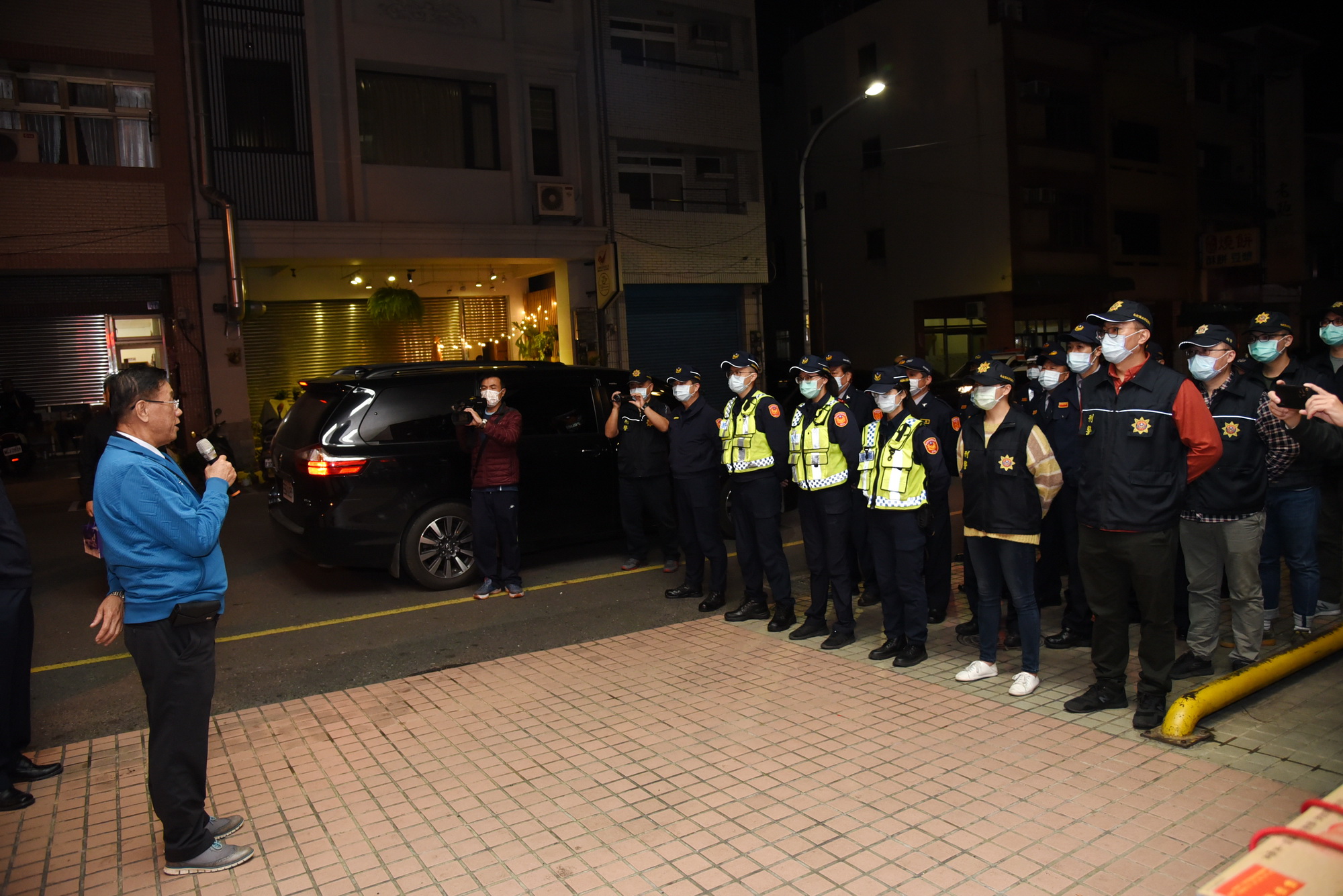 other image3-County magistrate Lin goes to Nantou and Zhongxing Police Bureau to show support to the staff on duty during the February 4