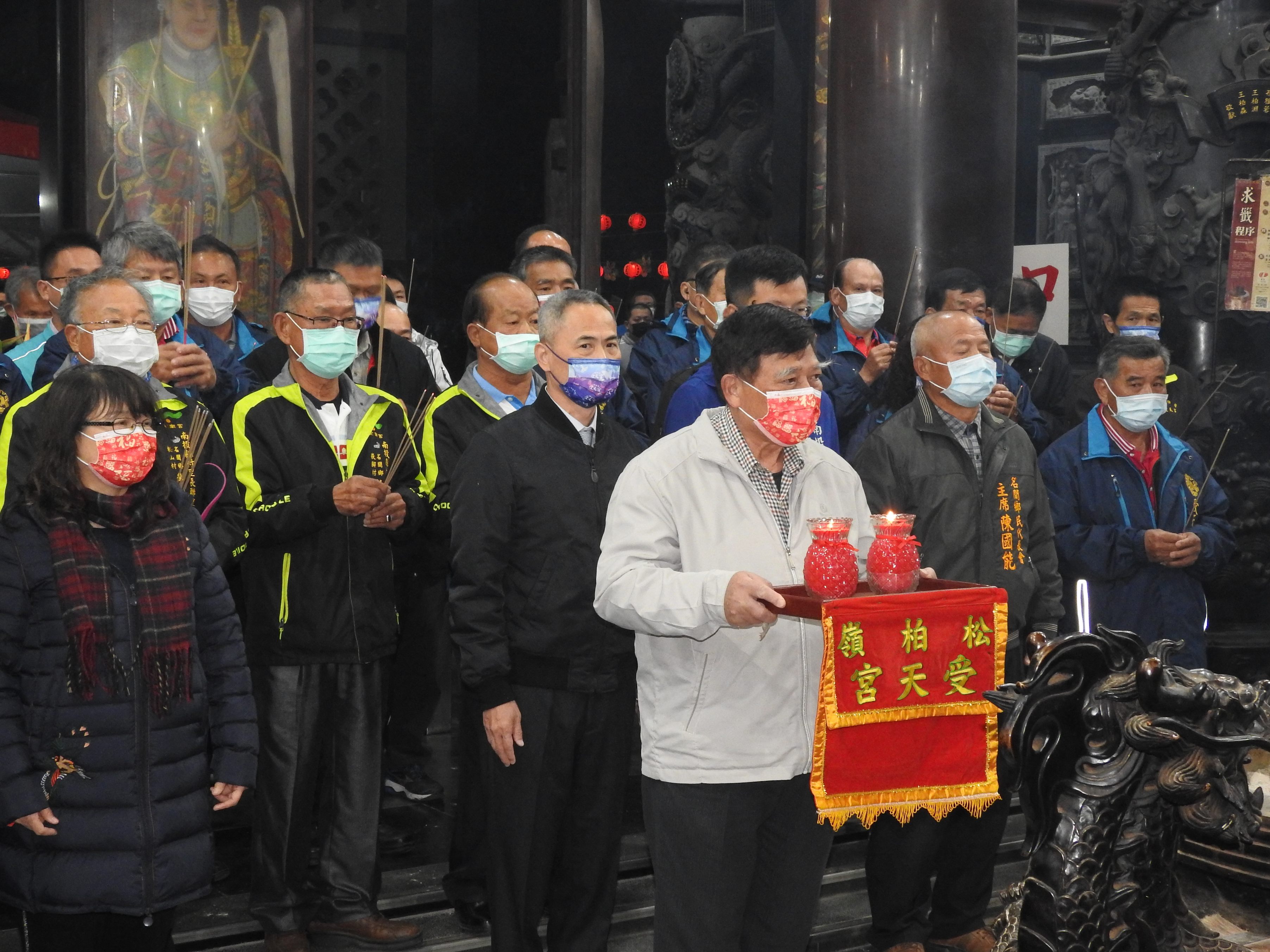 News images-Deputy County magistrate Chen prays for a safe Chinese New Year and praises the implementation of pandemic prevention at the 2021 Shoutian Temple incense offering, February 11