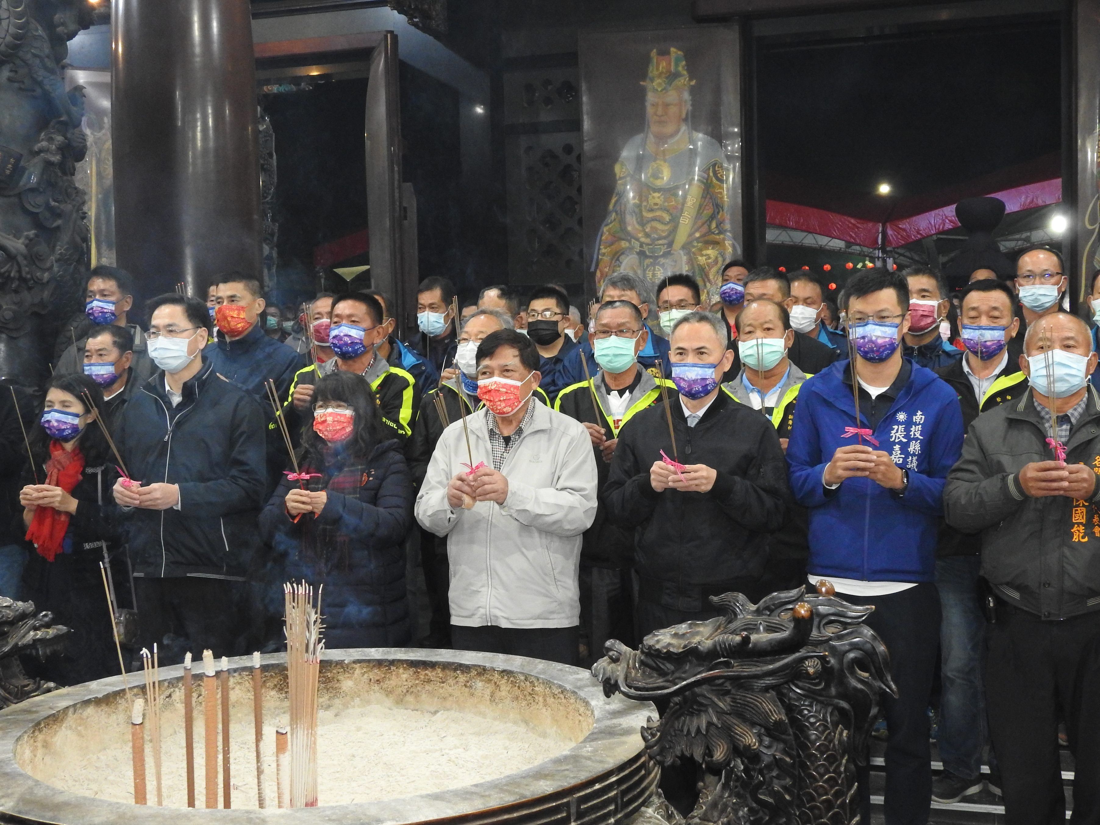 other image1-Deputy County magistrate Chen prays for a safe Chinese New Year and praises the implementation of pandemic prevention at the 2021 Shoutian Temple incense offering, February 11