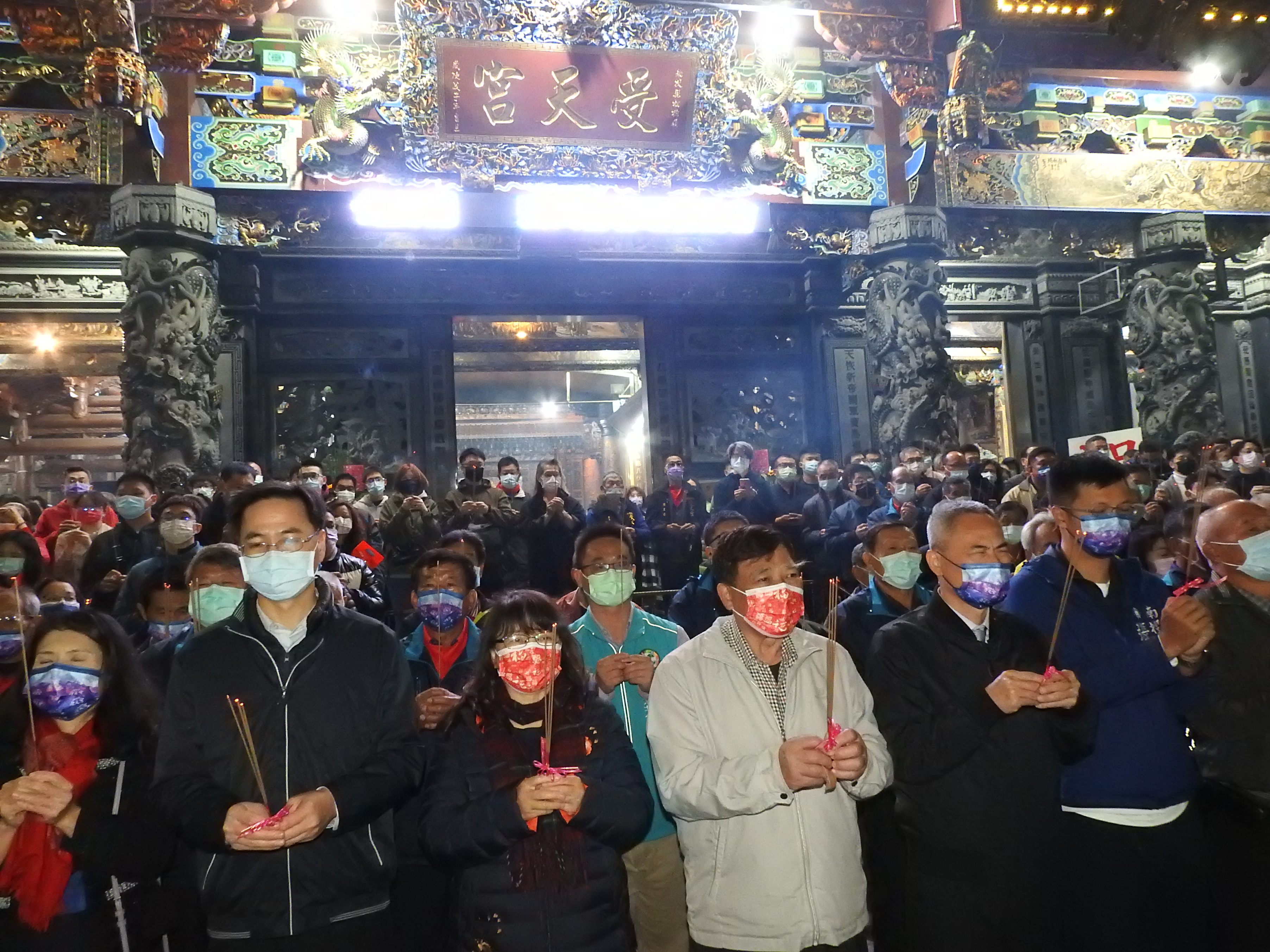 other image2-Deputy County magistrate Chen prays for a safe Chinese New Year and praises the implementation of pandemic prevention at the 2021 Shoutian Temple incense offering, February 11