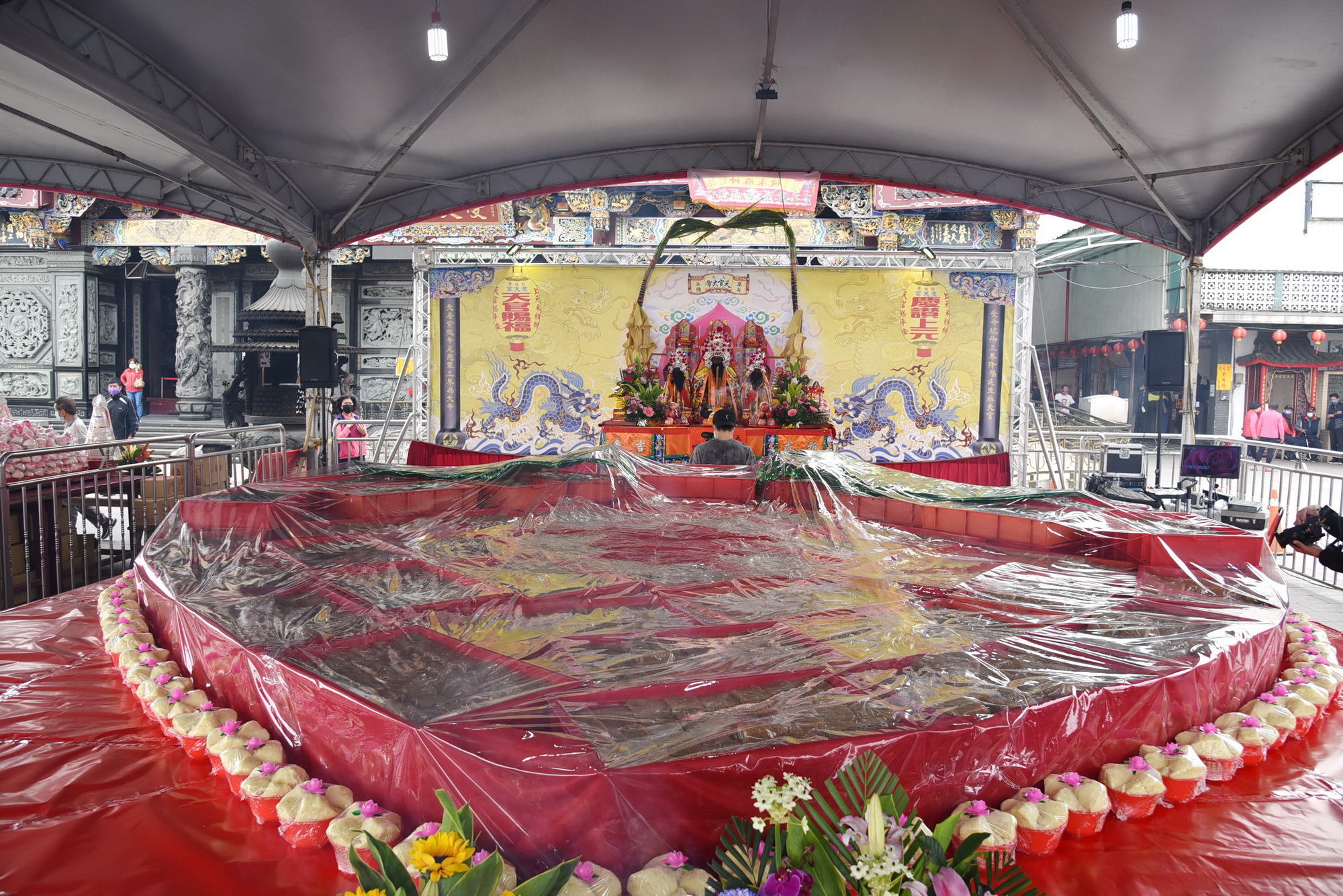 other image2-Eating peach-shaped rice cakes symbolizing safety, County magistrate Lin kicks off the unveiling ceremony, February 26