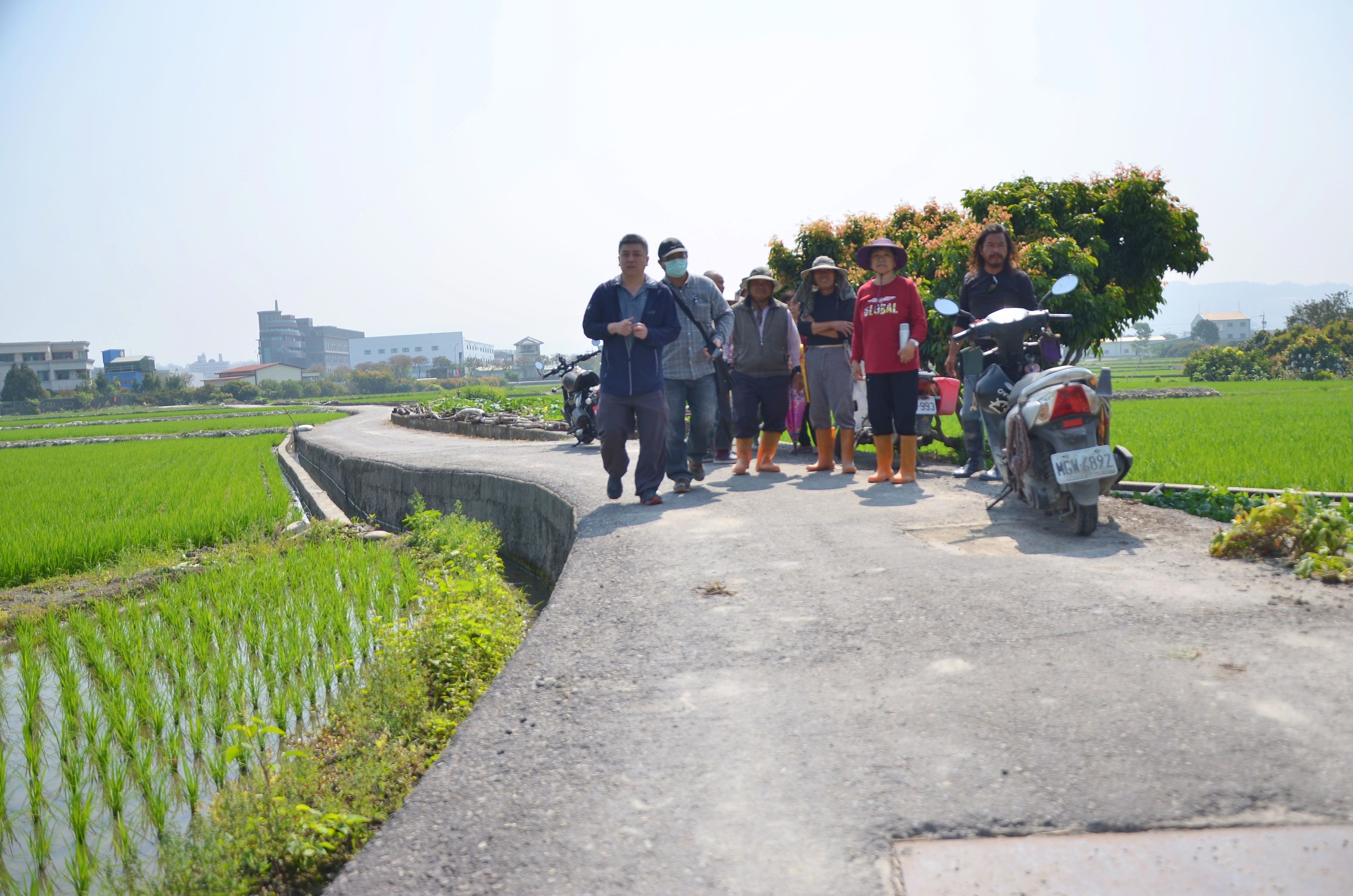 相關圖片4-草屯鎮日新國中旁農路破損 林縣長會勘