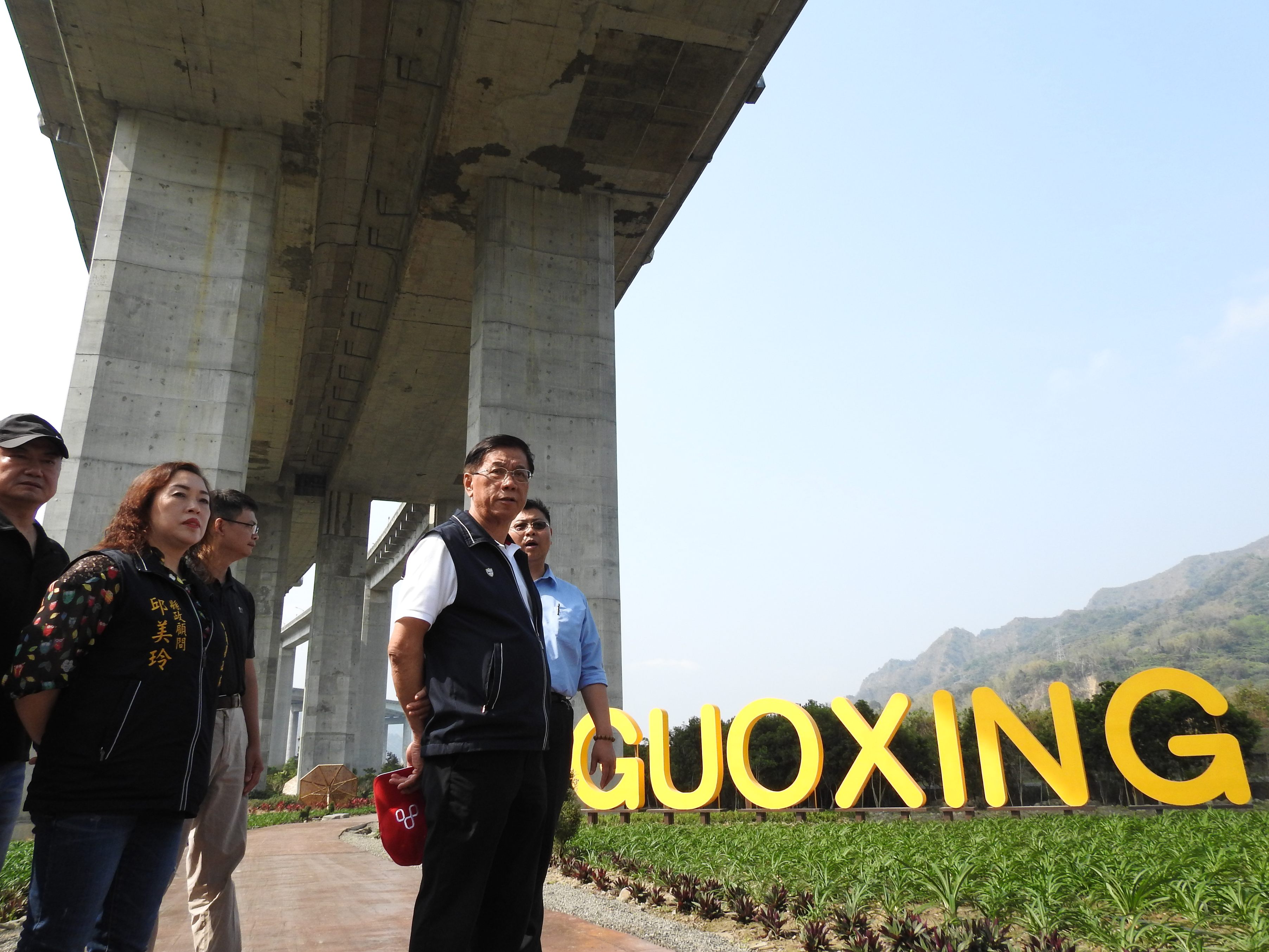圖片-橋聳雲天綠雕公園新貌初現 林縣長會勘展現帶動國姓觀光決心