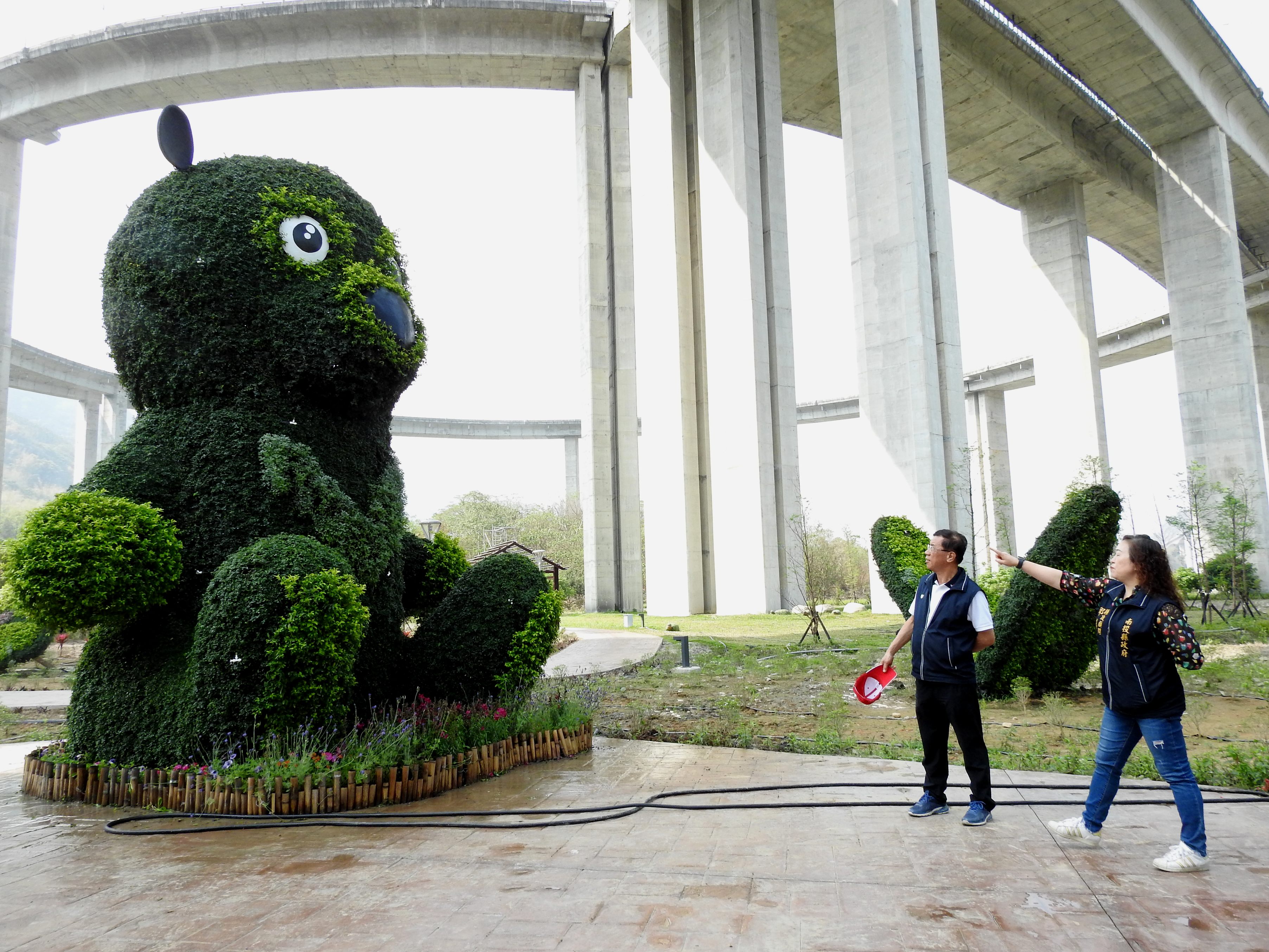 相關圖片1-橋聳雲天綠雕公園新貌初現 林縣長會勘展現帶動國姓觀光決心