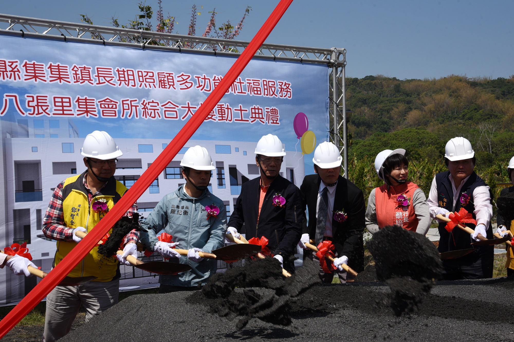 圖片-林縣長主持集集首家日照中心暨八張里集會所綜合大樓動土典禮