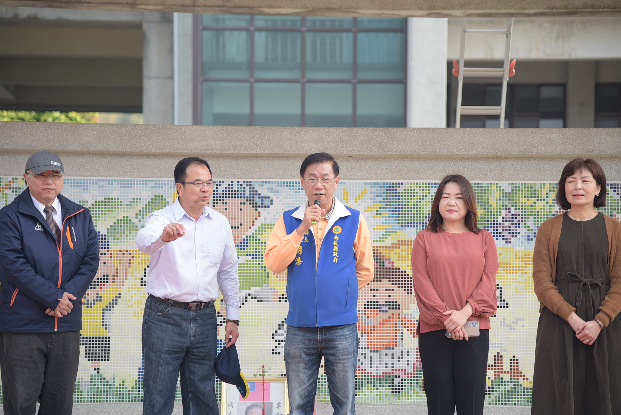 圖片-坪頂、平林國小操場整建完成  林縣長「試跑驗收」